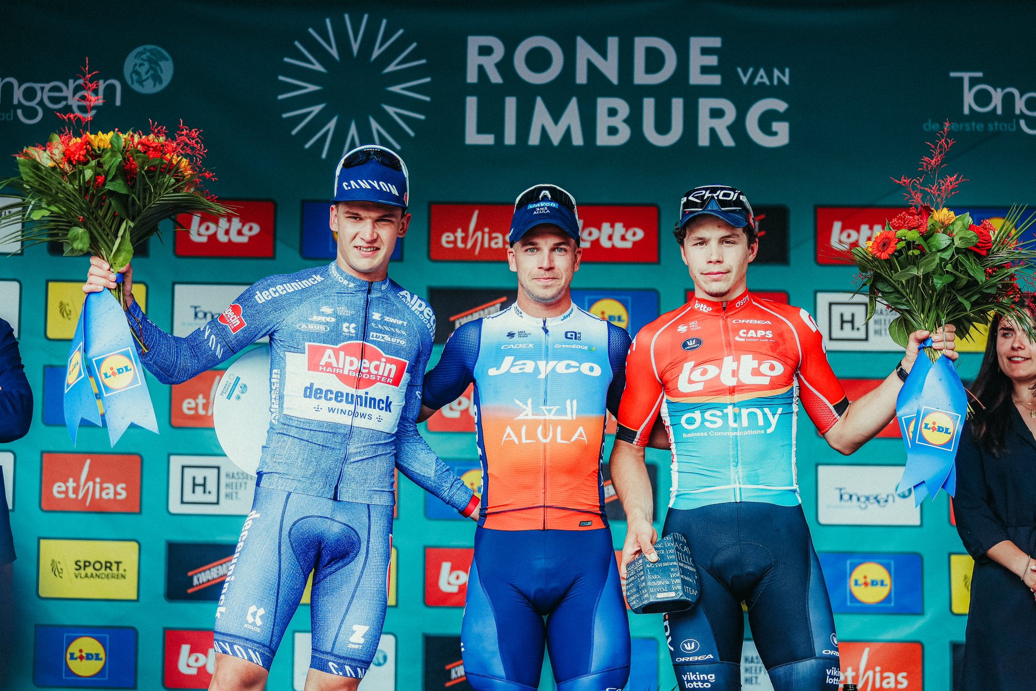 Pódio da Ronde van Limburg com Maurice Ballerstedt, Dylan Groenewegen e Arnaud De Lie (Foto: PhotoNews)