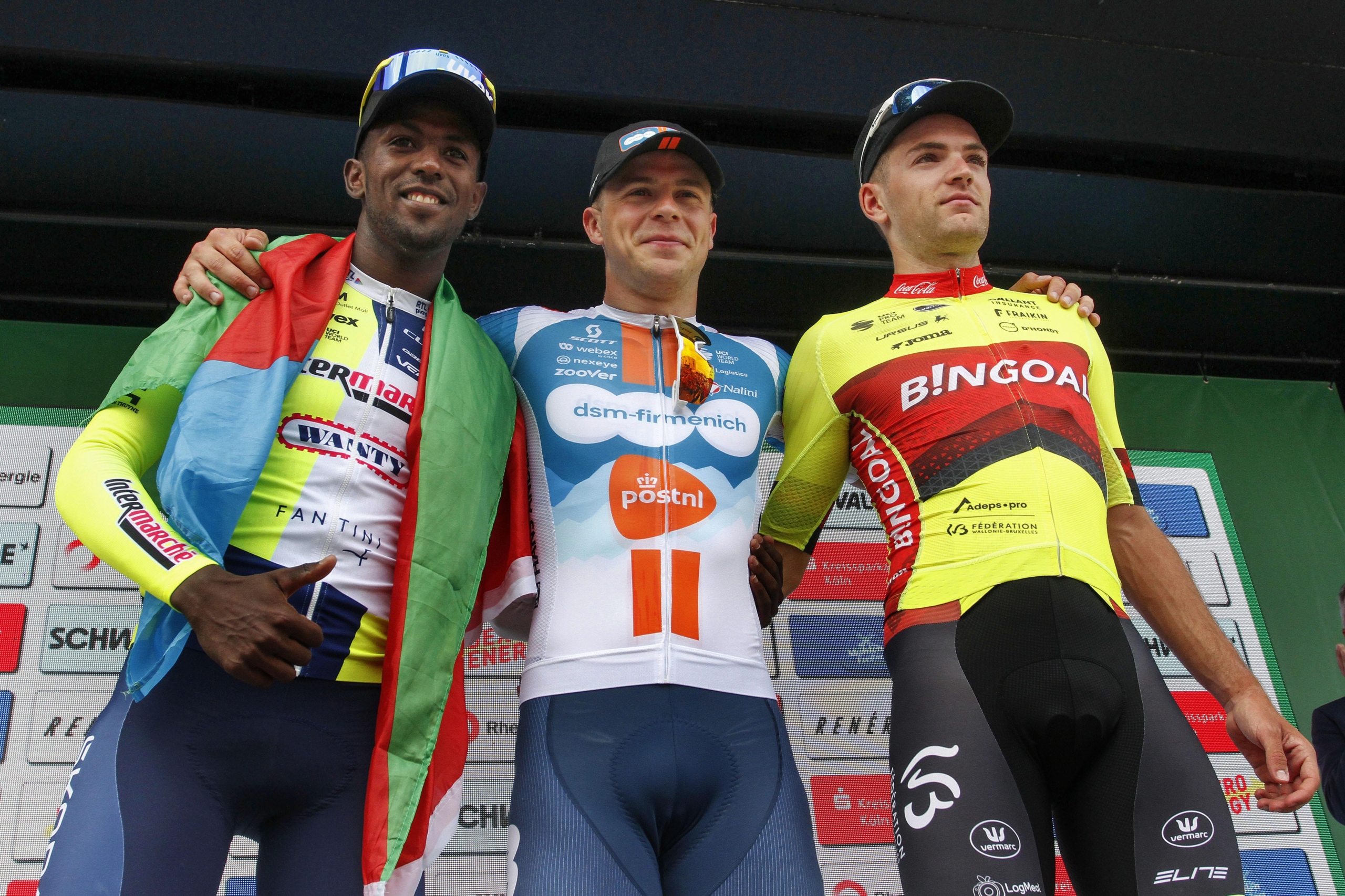 Pódio da Rund um Koln com Biniam Girmay, Casper Van Uden e Louis Blouwe 