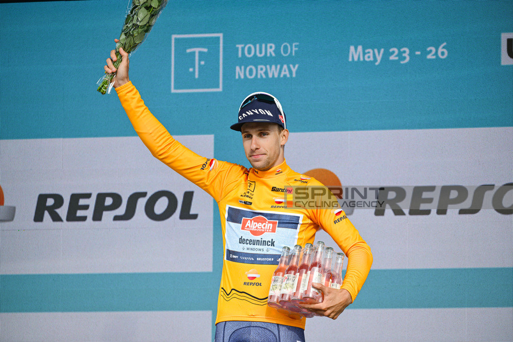 Axel Laurance segue o camisola amarela do Tour of Norway