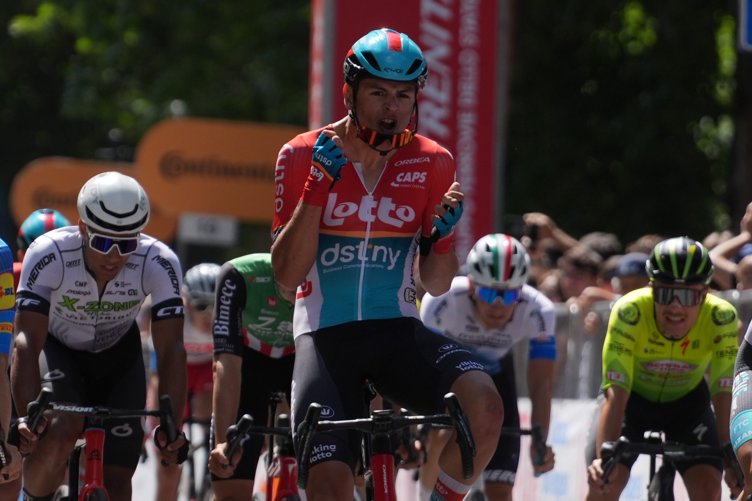 Steffen De Schuyteneer surpreende e conquista etapa 5 do Giro Next Gen!