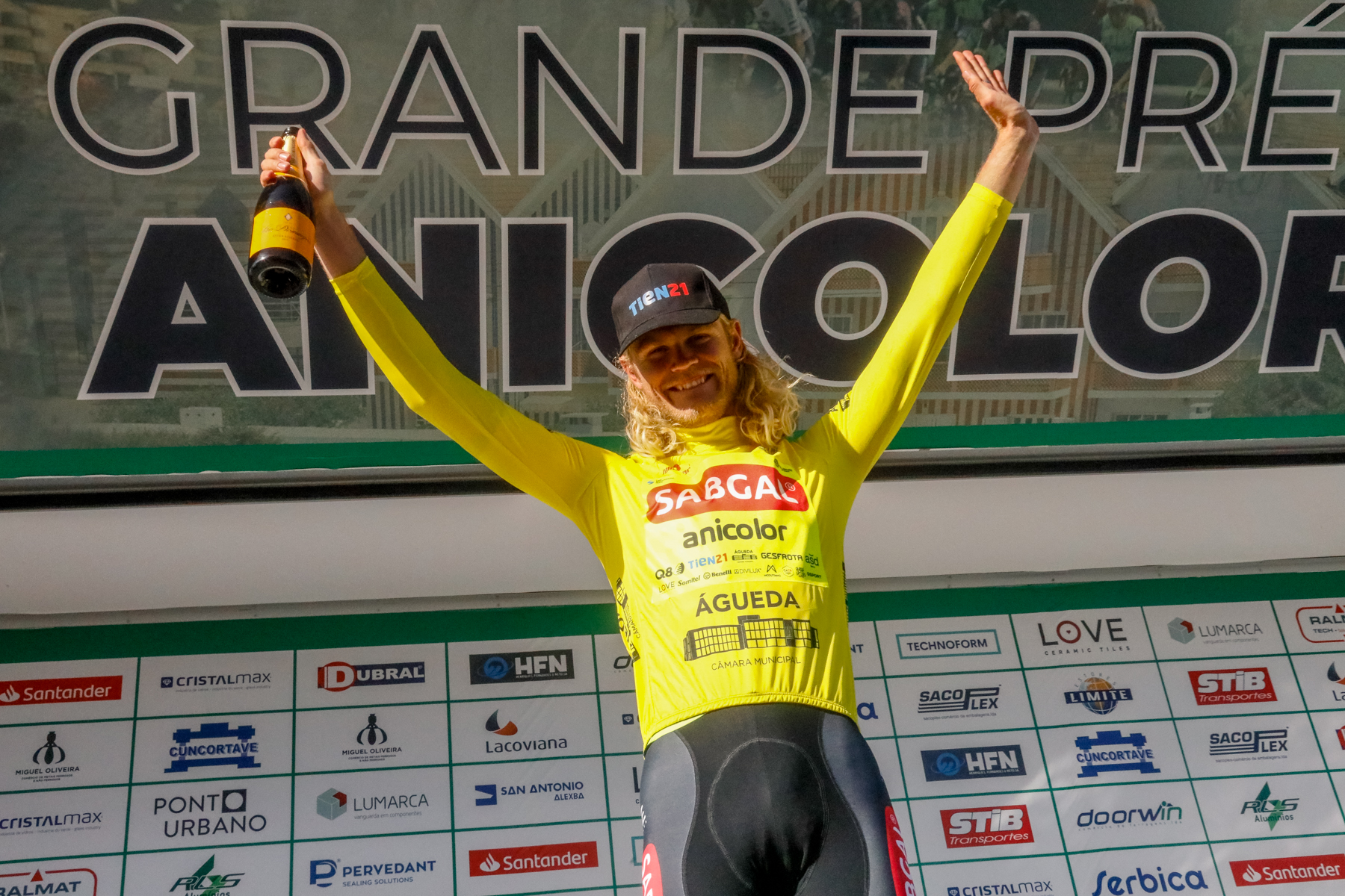 Julius Johansen segue o camisola amarela do GP Anicolor