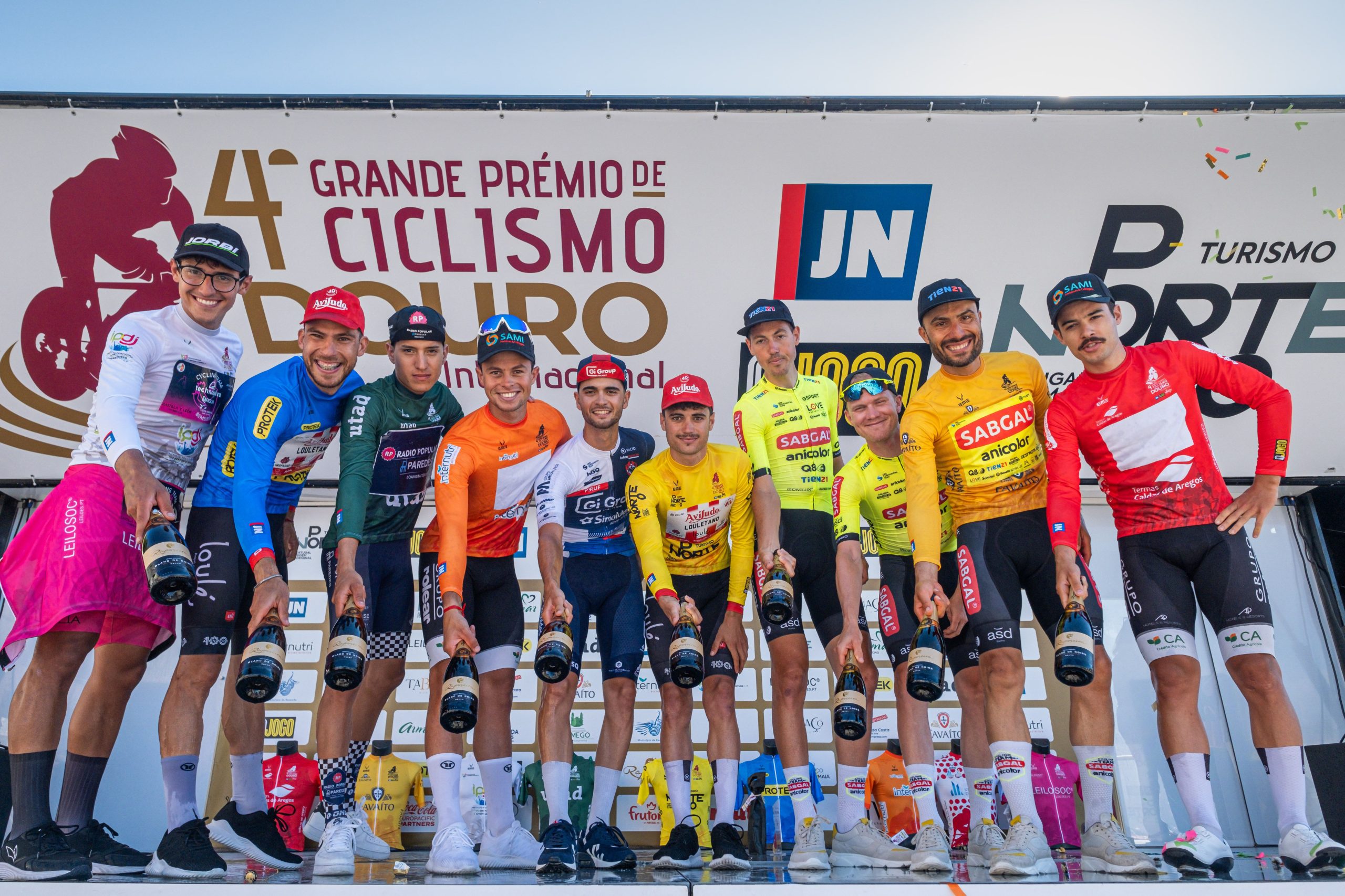 O pódio final com todos os vencedores do GP Douro Internacional!