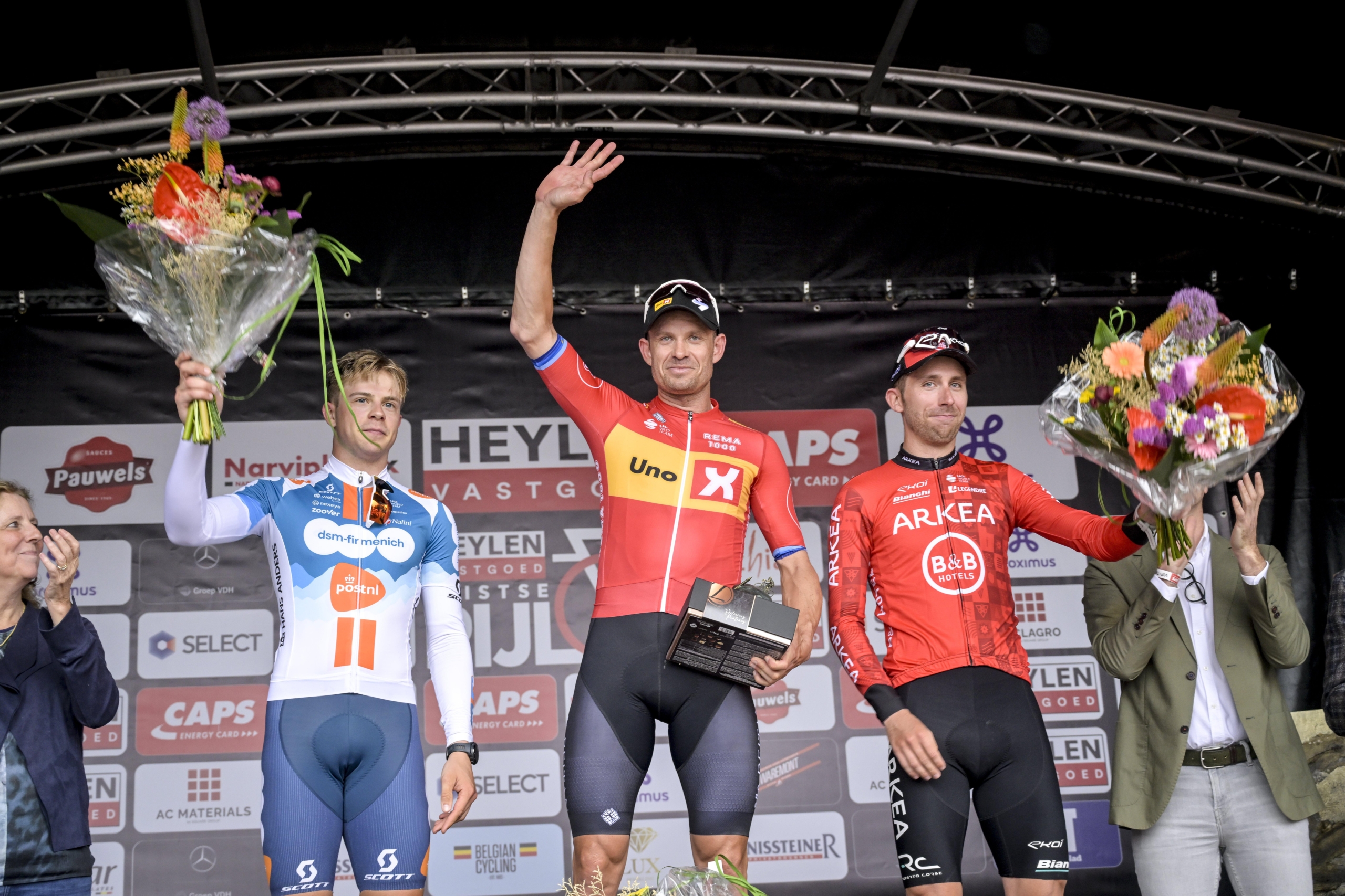 Pódio da Heistse Pijl com Casper Van Uden, Alexander Kristoff e Amaury Capiot