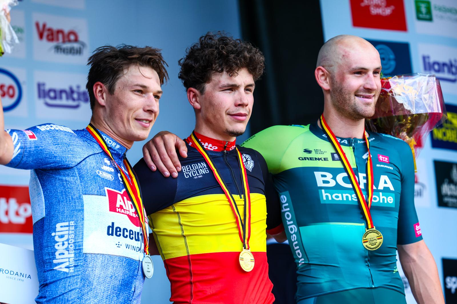 Pódio dos Elites Masculinos da Bélgica com Jasper Philipsen, Arnaud De Lie e Jordi Meeus (Foto: BK Zottegem)