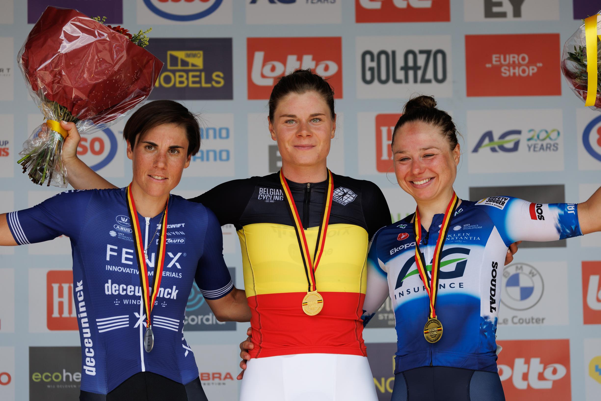 Pódio das Elites Femininas da Bélgica com Sanne Cant, Lotte Kopecky e Justine Ghekiere (Foto: BELGA