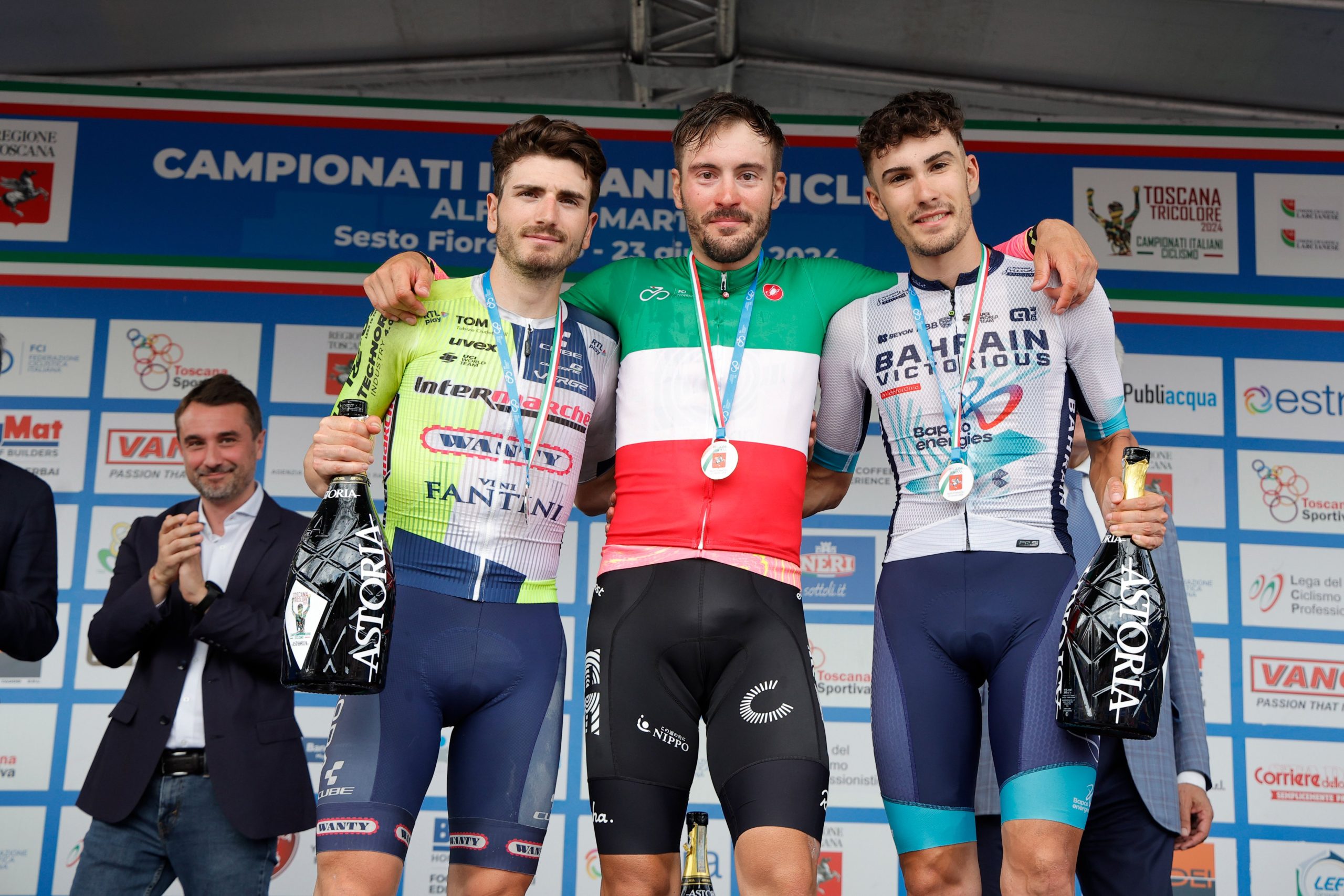 Pódio dos Elites Masculinos da Itália com Lorenzo Rota, Alberto Bettiol e Edoardo Zambanini (Foto: Sprint Cycling Agency)