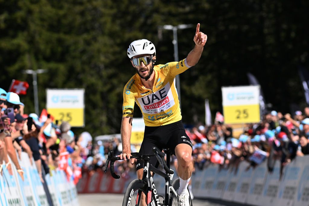 Adam Yates vence etapa 5 do Tour de Suisse após show de João Almeida!
