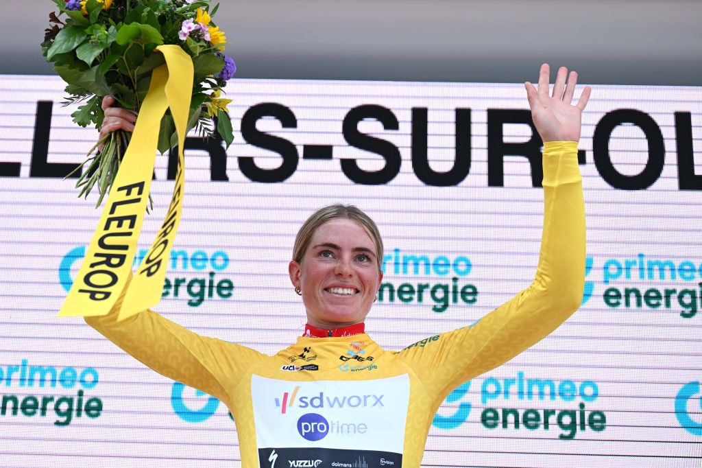 Demi Vollering é a primeira camisola amarela do Tour de Suisse Women