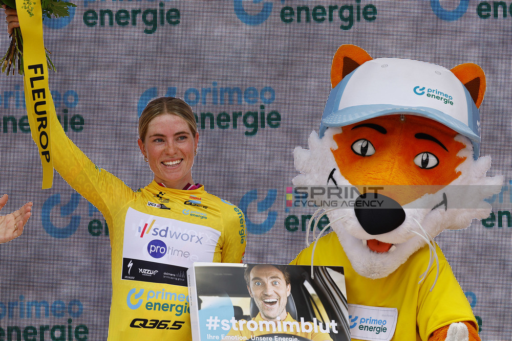 Demi Vollering segue a camisola amarela do Tour de Suisse Women (Foto: Rafa Gomez/SprintCyclingAgency©2024)