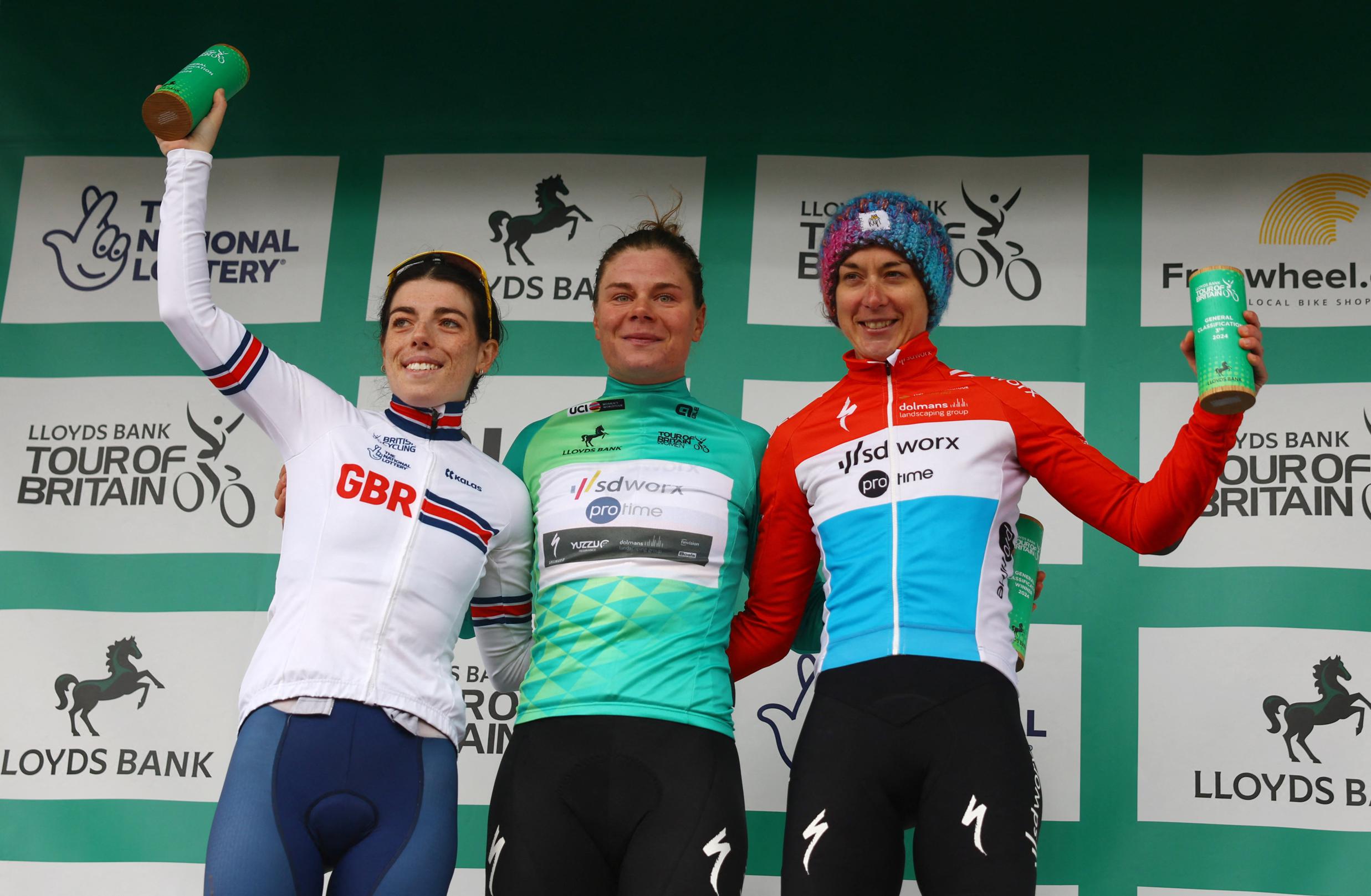 Pódio do Tour of Britain com Anna Henderson, Lotte Kopecky e Christine Majerus