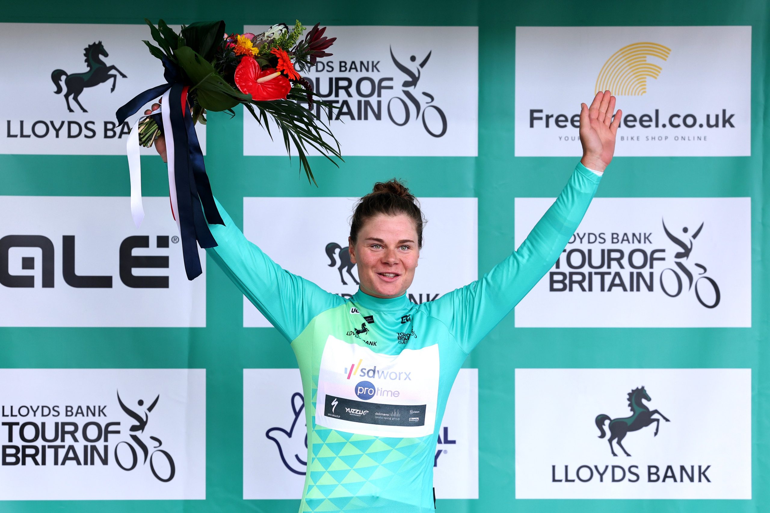 Lotte Kopecky segue a camisola verde do Tour of Britain 