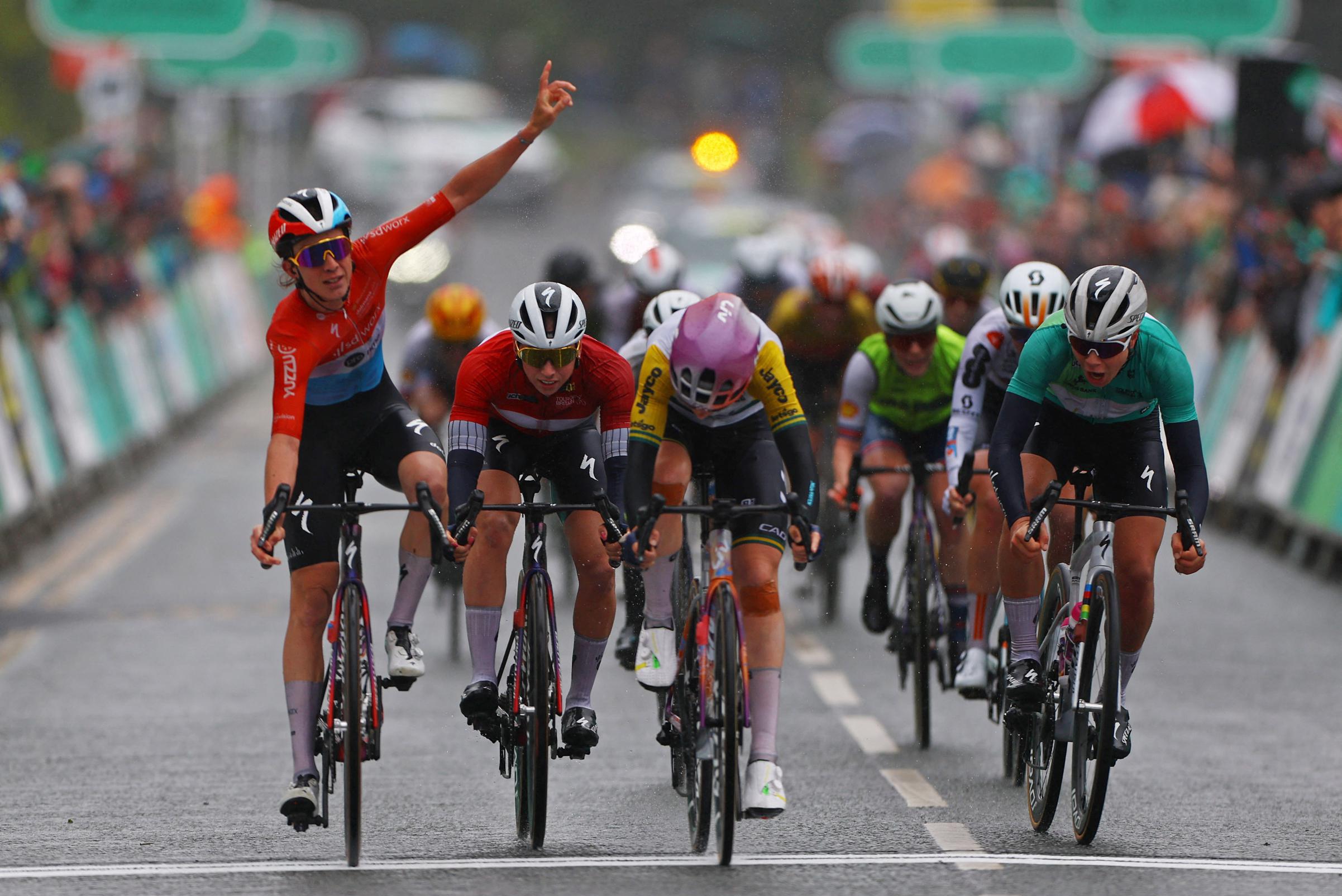 Ruby Roseman-Gannon triunfa em Leigh! Lotte Kopecky conquista Tour of Britain!