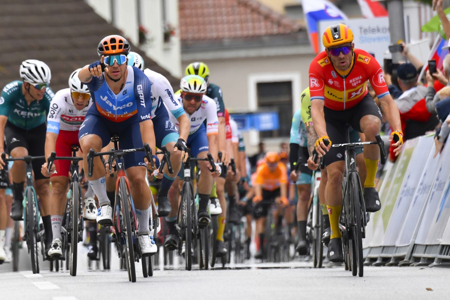 Dylan Groenewegen impõe-se em apertado sprint e é o primeiro líder do Tour of Slovenia!