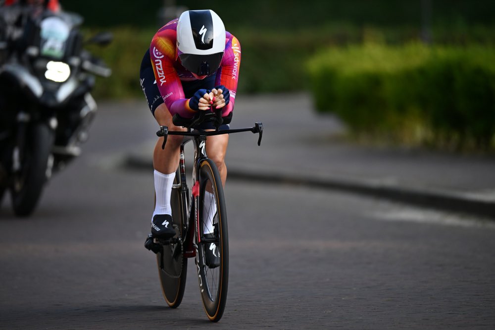 Lorena Wiebes triunfa em Hulst e é a primeira líder do Baloise Ladies Tour!