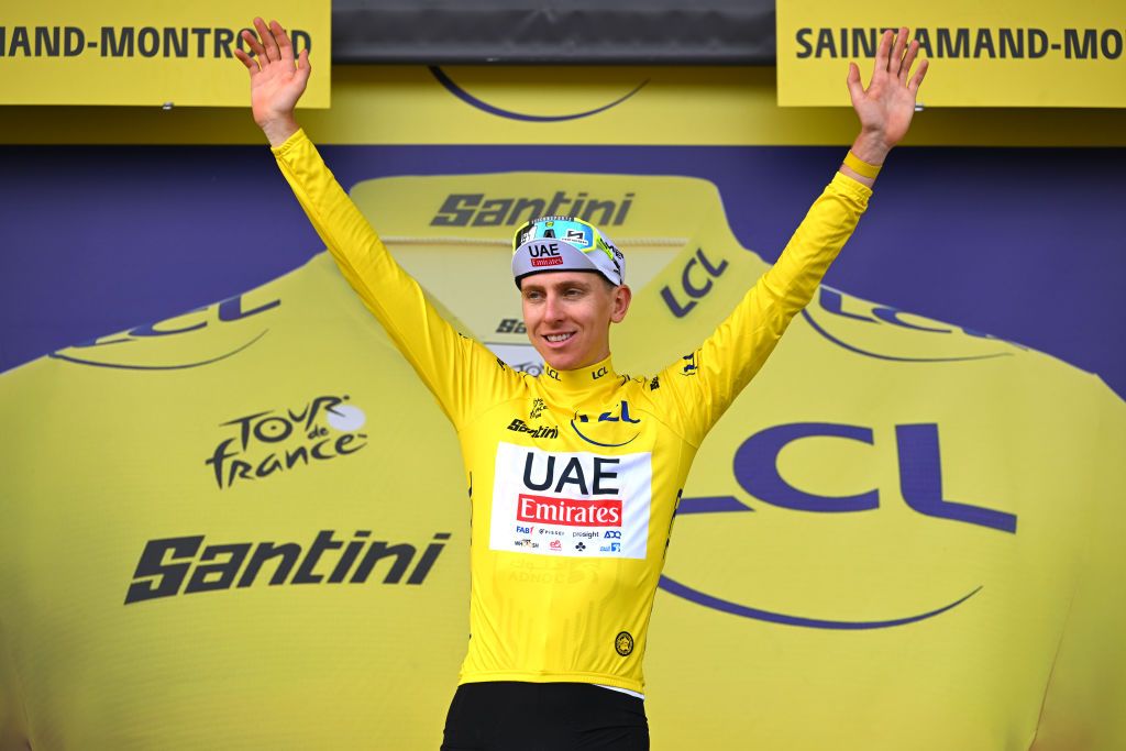 Tadej Pogacar segue o camisola amarela do Tour de France (Foto: Tim de Waele/Getty Images)