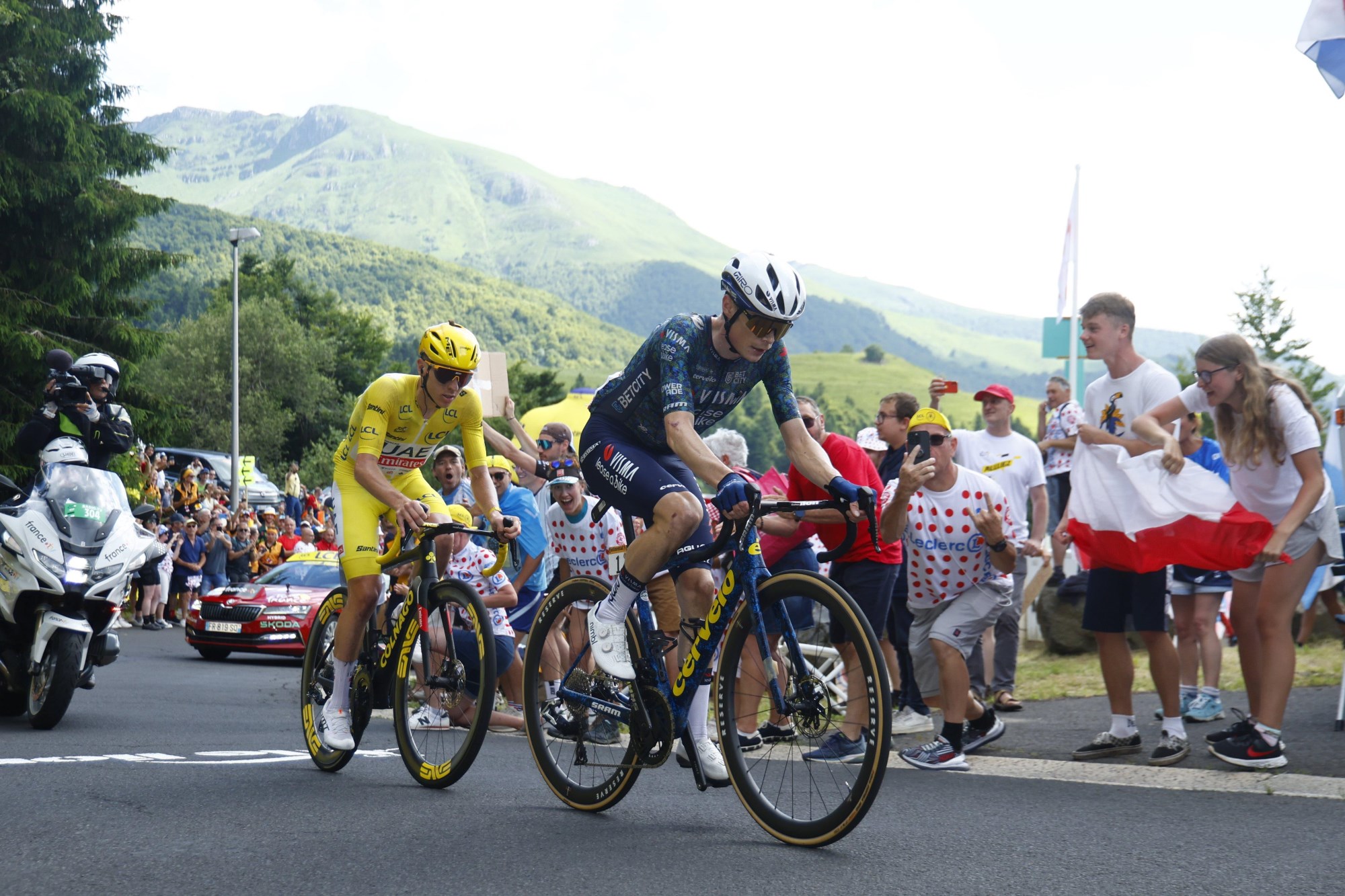 Nova batalha de titãs na primeira chegada em alto do Tour de France!