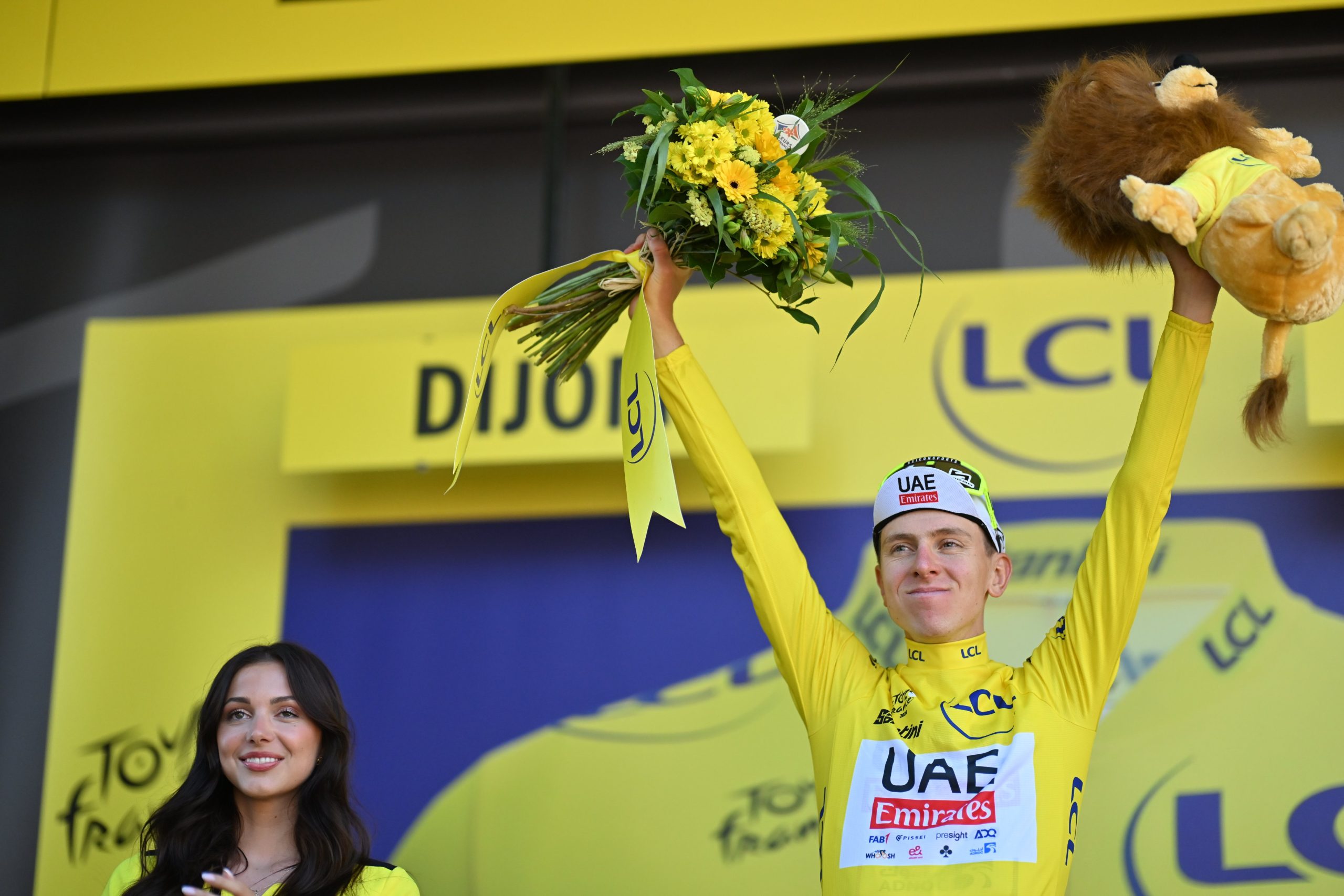 Tadej Pogacar segue o camisola amarela do Tour de France