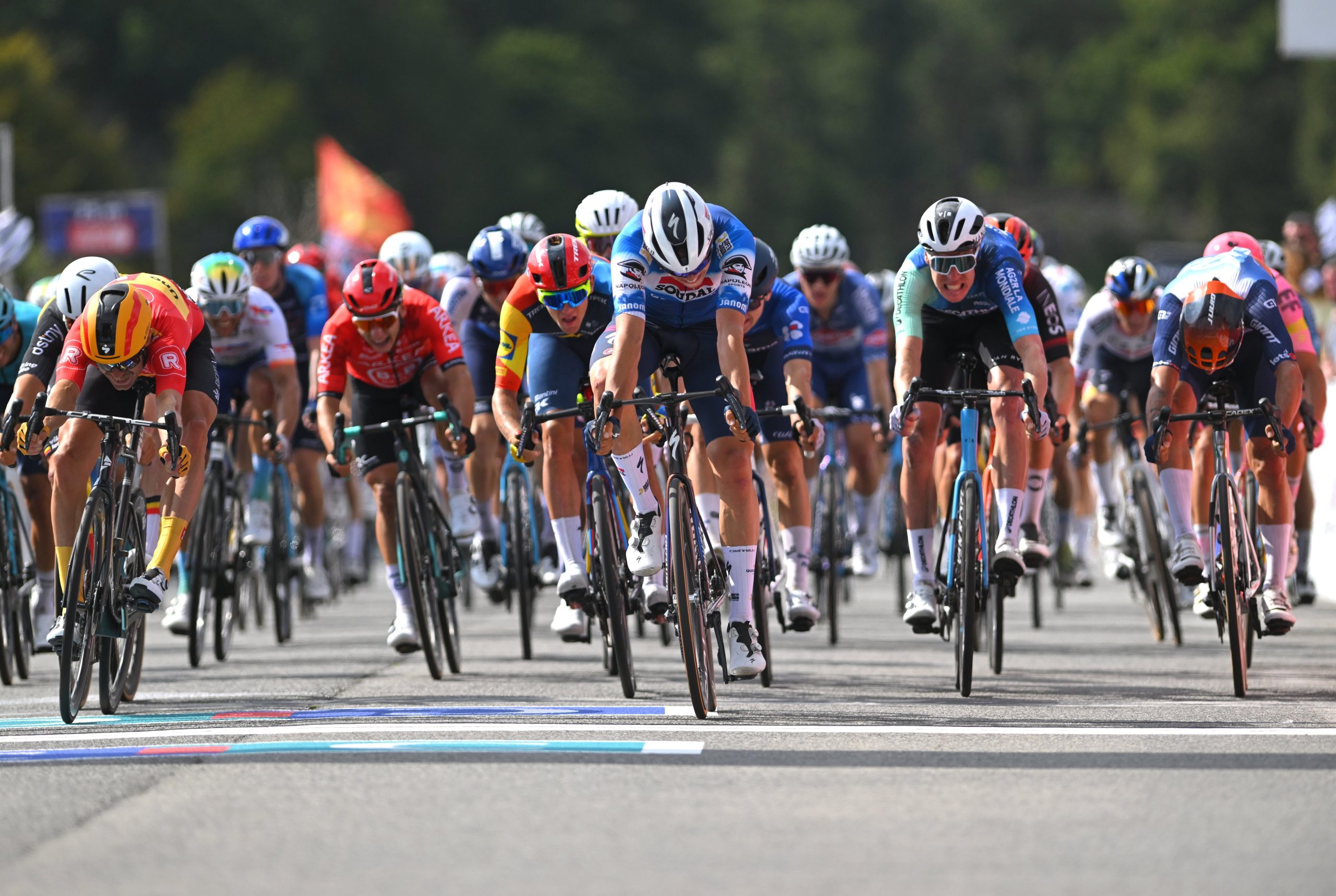 Paul Magnier venceu o sprint pelo segundo posto na Bretagne Classic