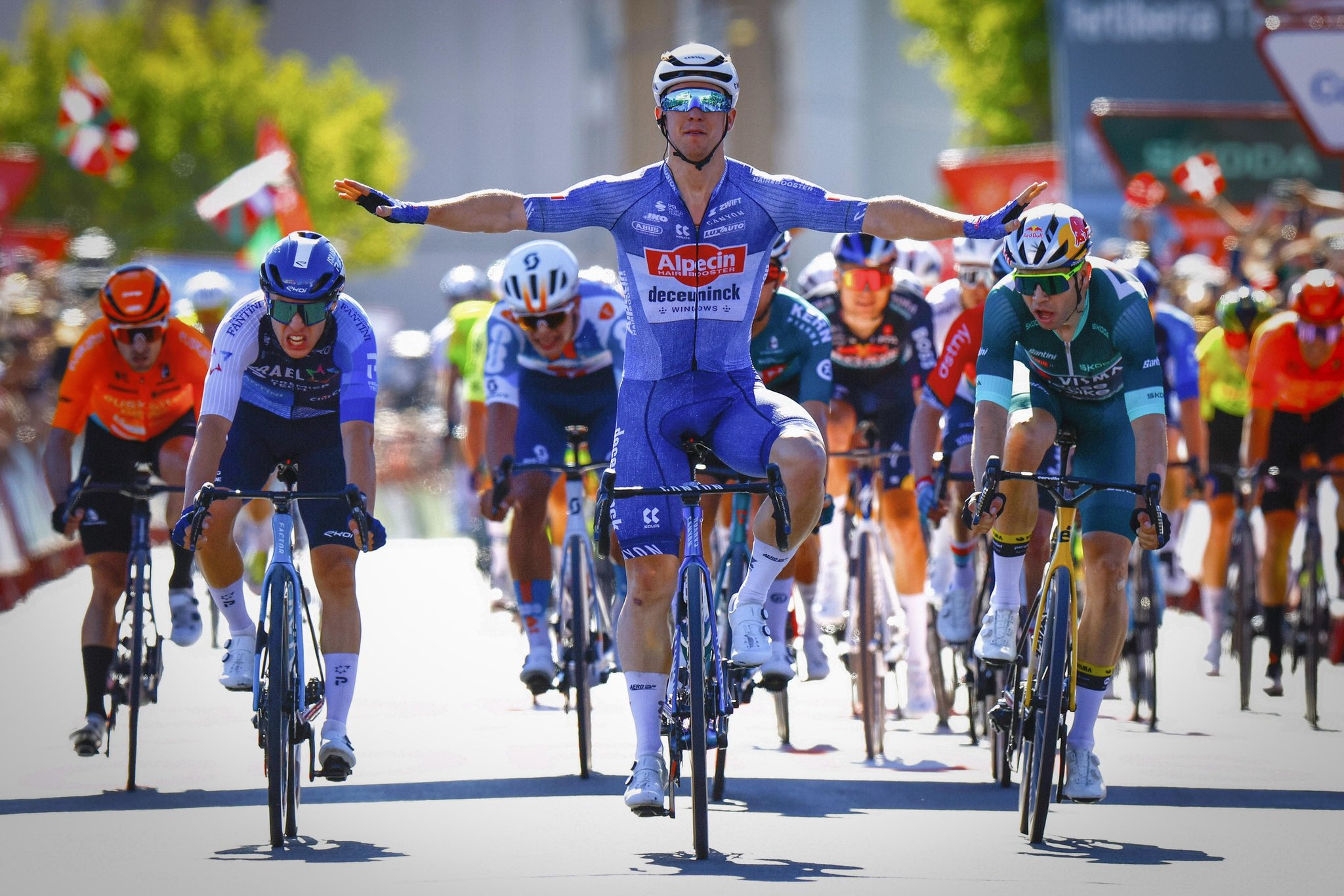 Kaden Groves regressa aos triunfos na etapa 2 da La Vuelta a España! Wout Van Aert é o novo líder!
