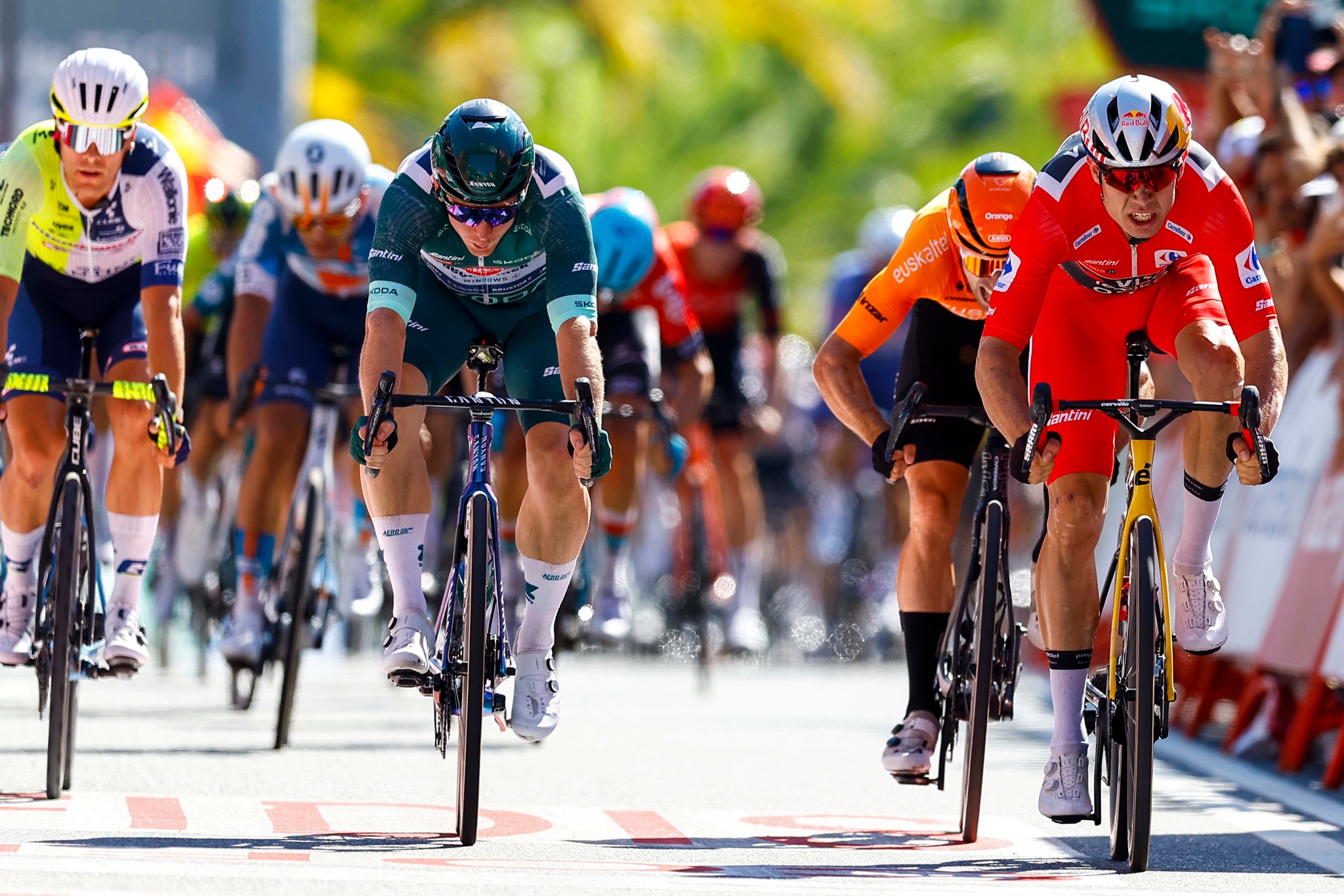 La Vuelta: Kaden Groves vs Wout Van Aert, Round 3, Fight!