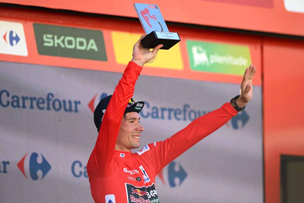 Primoz Roglic segue o camisola vermelha da La Vuelta a España (Foto: Getty Images)