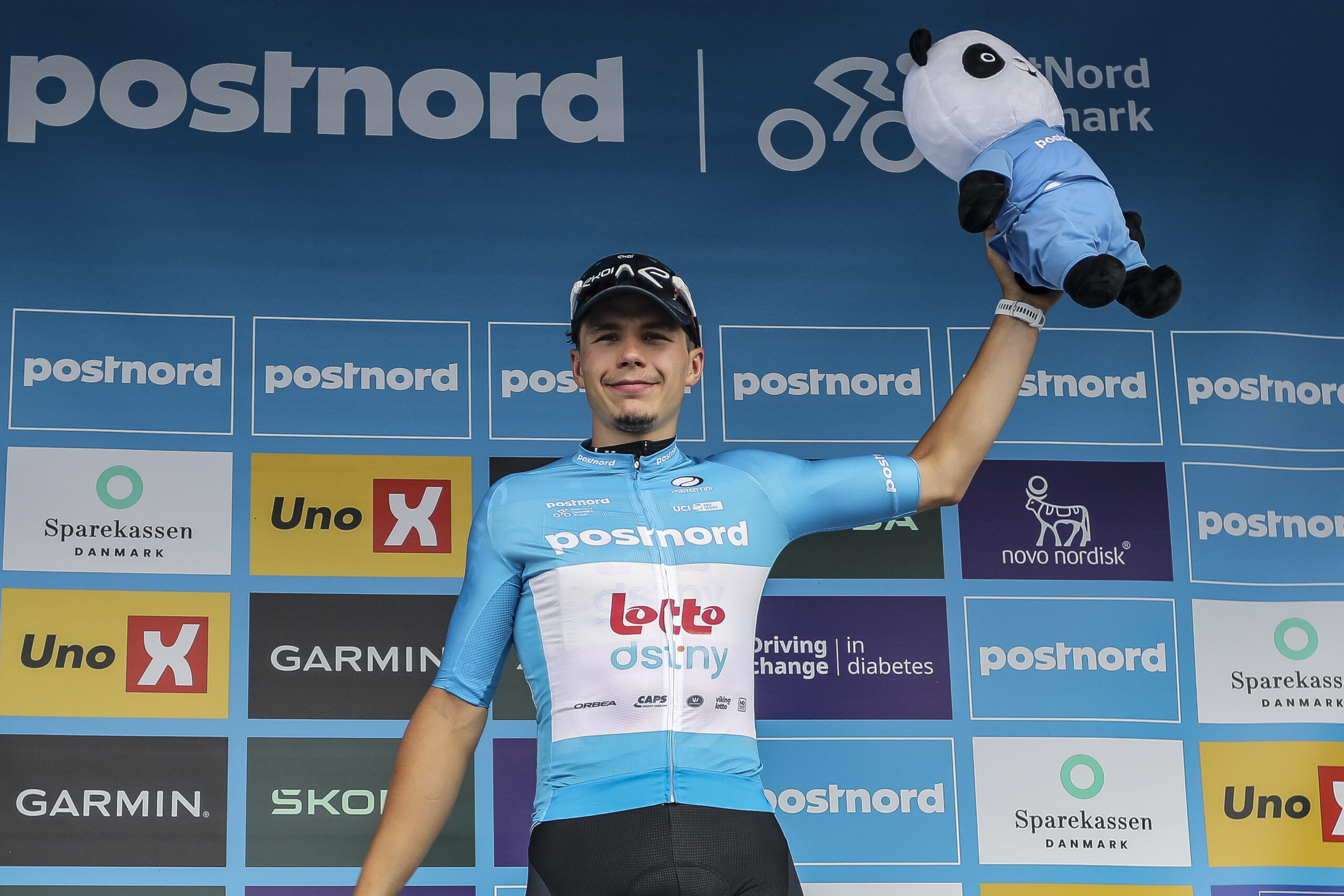 Arnaud De Lie segue o camisola azul da PostNord Danmark Rundt