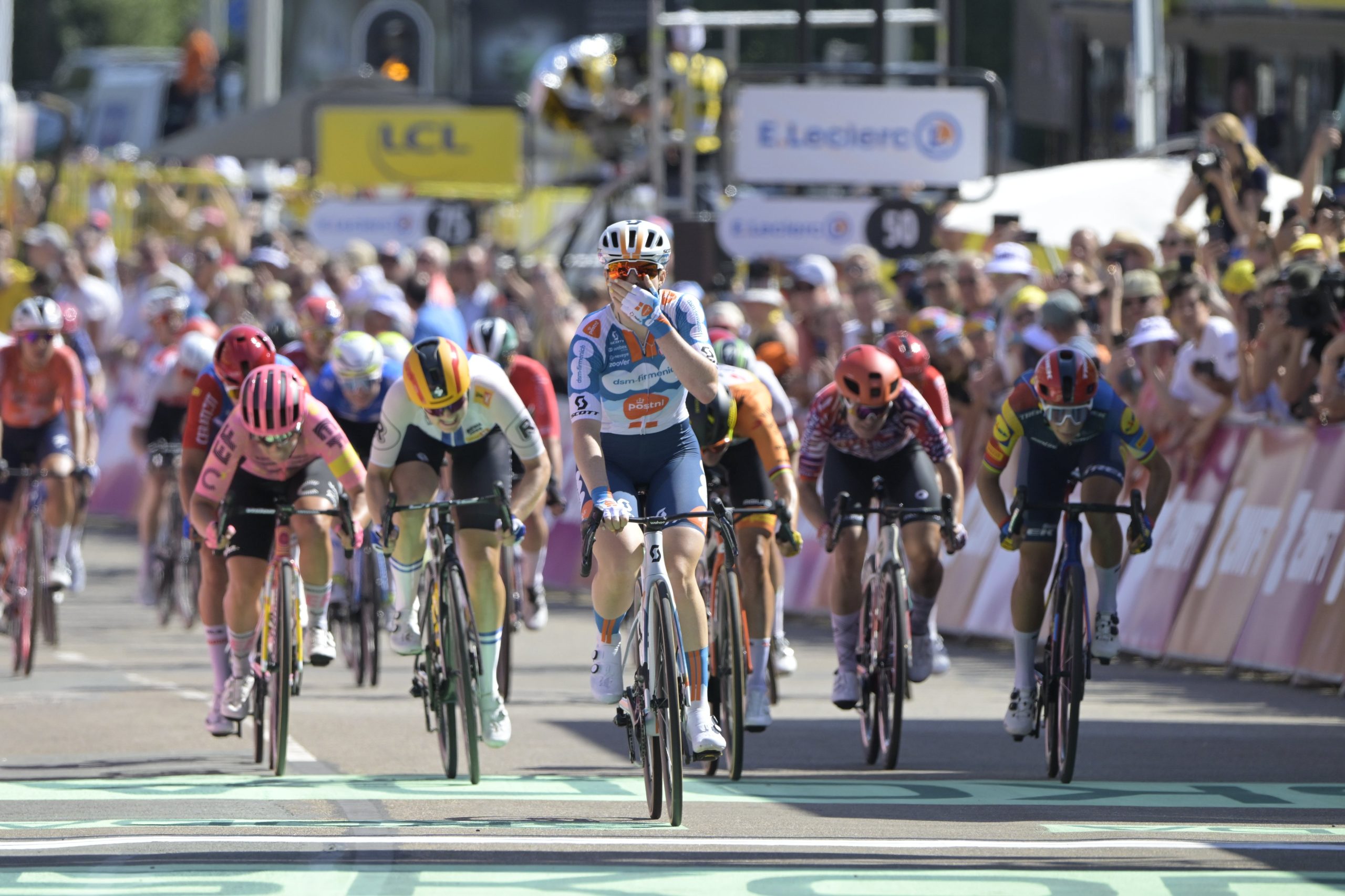 Charlotte Kool triunfa em Le Haye e é a primeira camisola amarela do Tour de France Femmes!