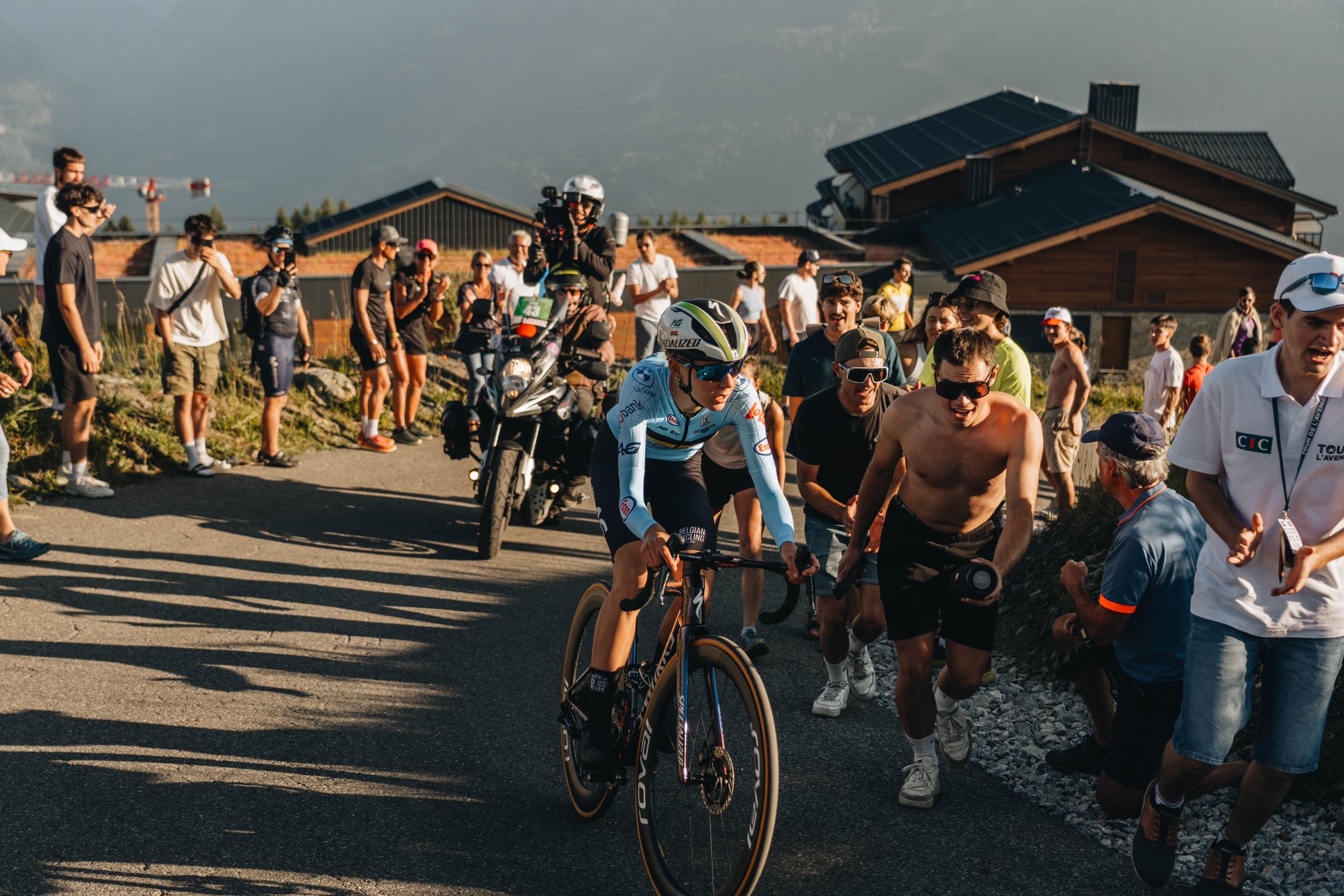 Lore De Schepper vence prólogo e é a primeira líder do Tour de l’Avenir Femmes!