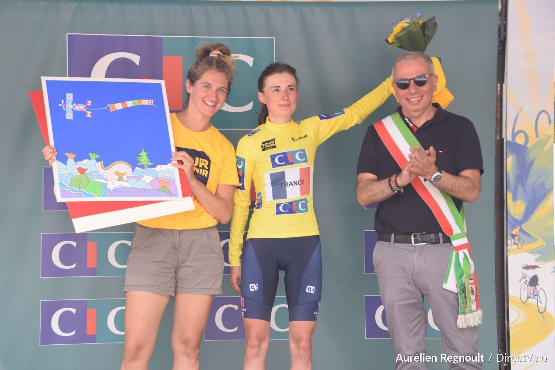 Marion Bunel segue a camisola amarela do Tour de l'Avenir Femmes