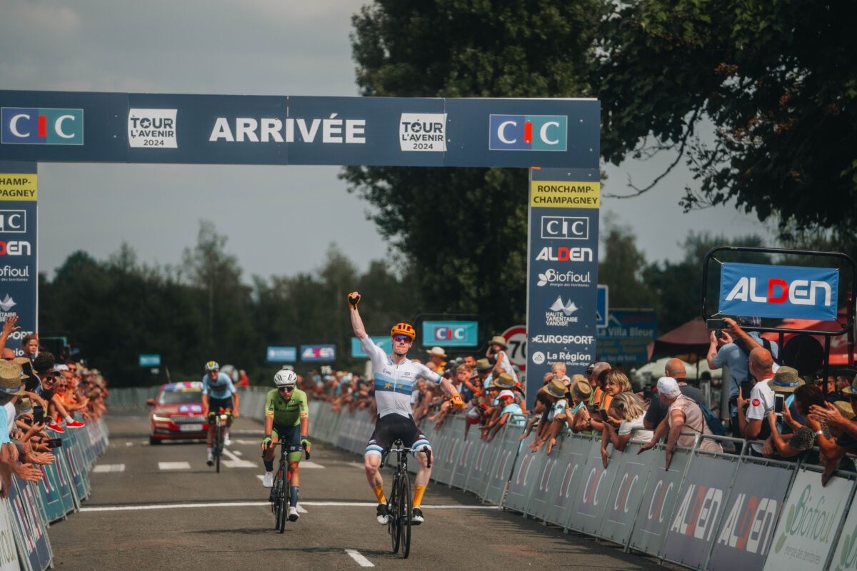 Henrik Pedersen triunfa em fuga e é o novo líder do Tour de l’Avenir!