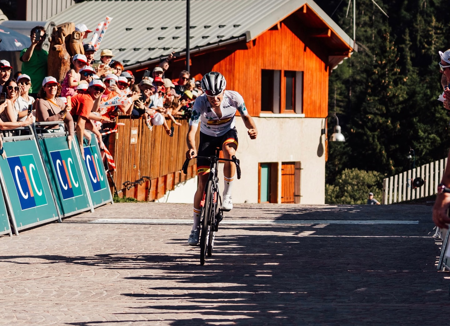 Pablo Torres triunfa na etapa 4 e é o novo líder do Tour de l’Avenir! Lucas Lopes foi 13º!