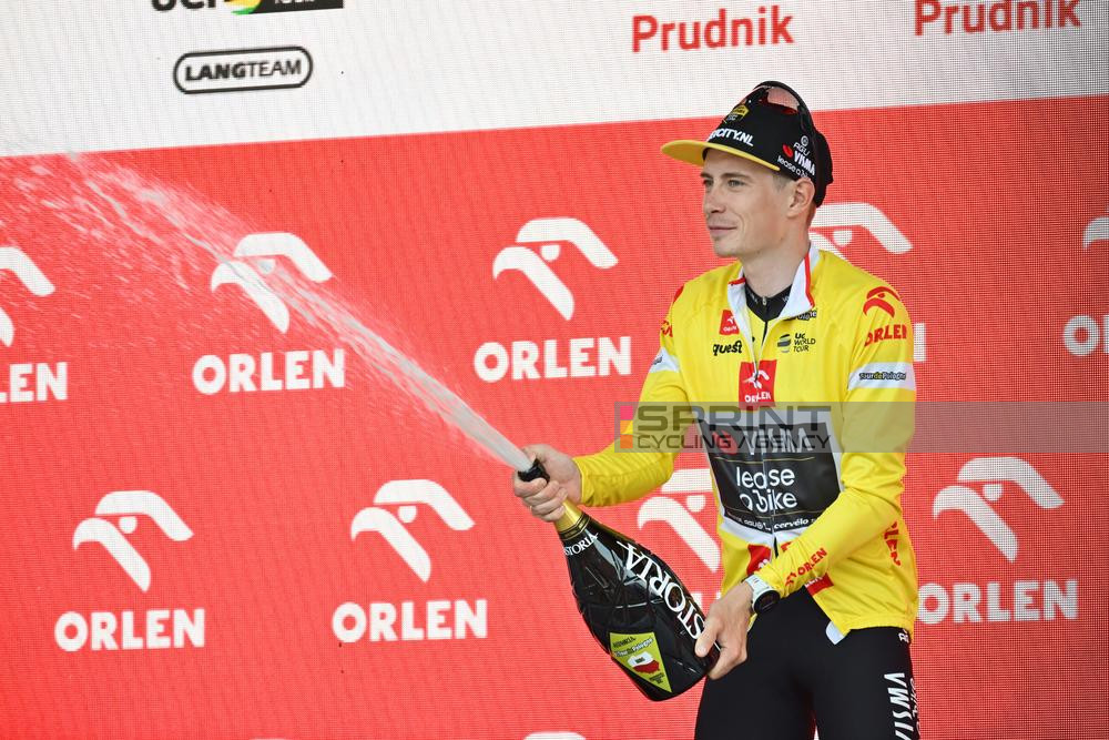 Jonas Vingegaard segue o camisola amarela do Tour de Pologne (Foto: Szymon Gruchalski/SprintCyclingAgency©2024)