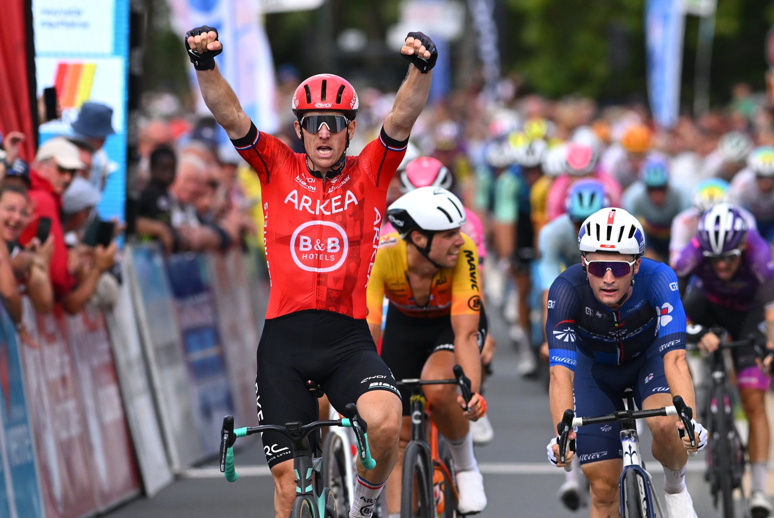 Arnaud Demare conquista etapa final do Tour du Poitou-Charentes! Soren Waerenskjold vence geral!