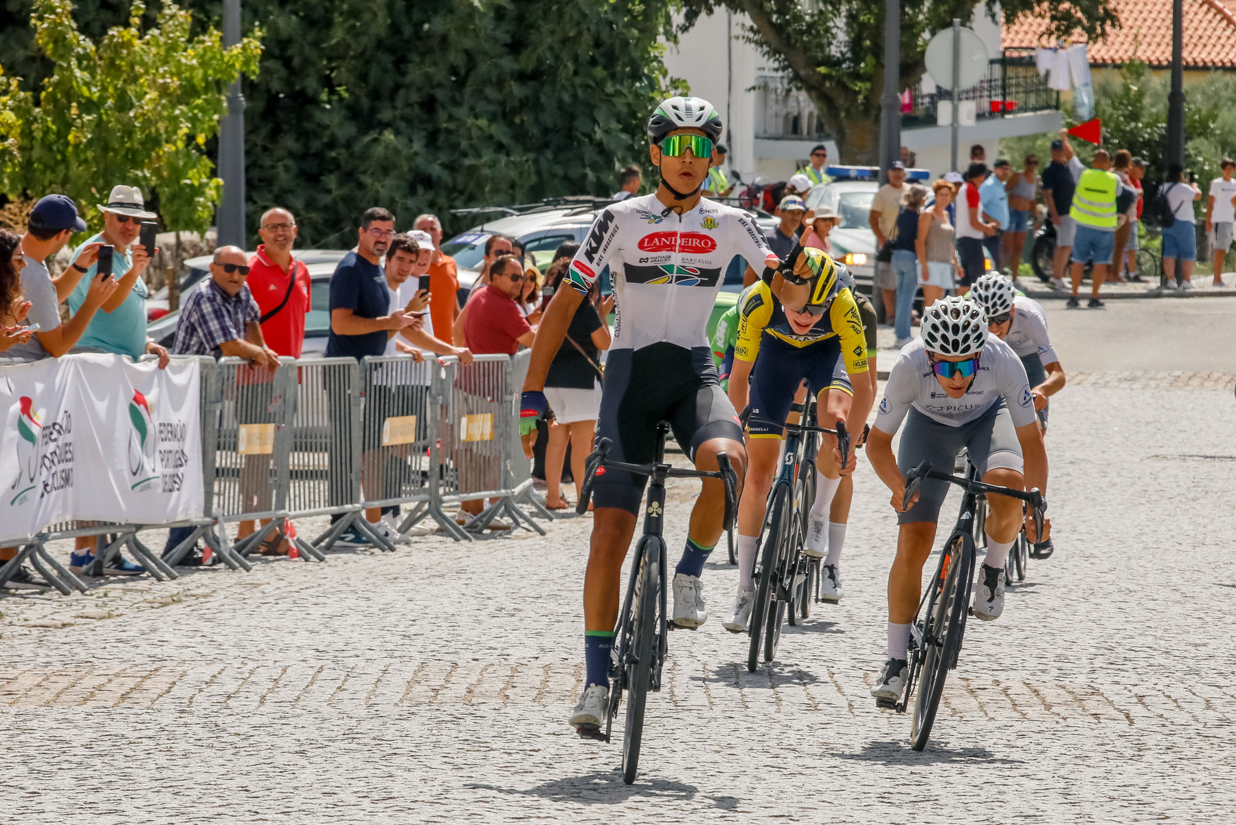 Guilherme Lino vence em Almeida e é o primeiro líder da Volta a Portugal Júnior!