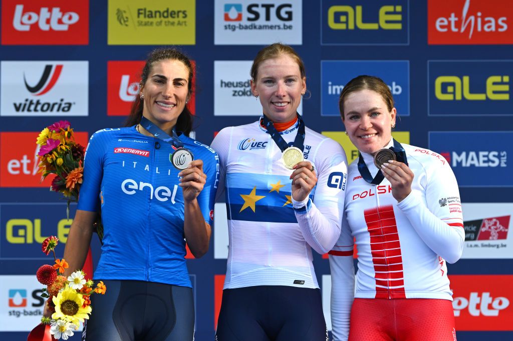 O pódio da prova de fundo dos Campeonatos da Europa das elites femininas com Elisa Balsamo, Lorena Wiebes e Daria Pikulik (Foto: Luc Claessen/Getty Images)