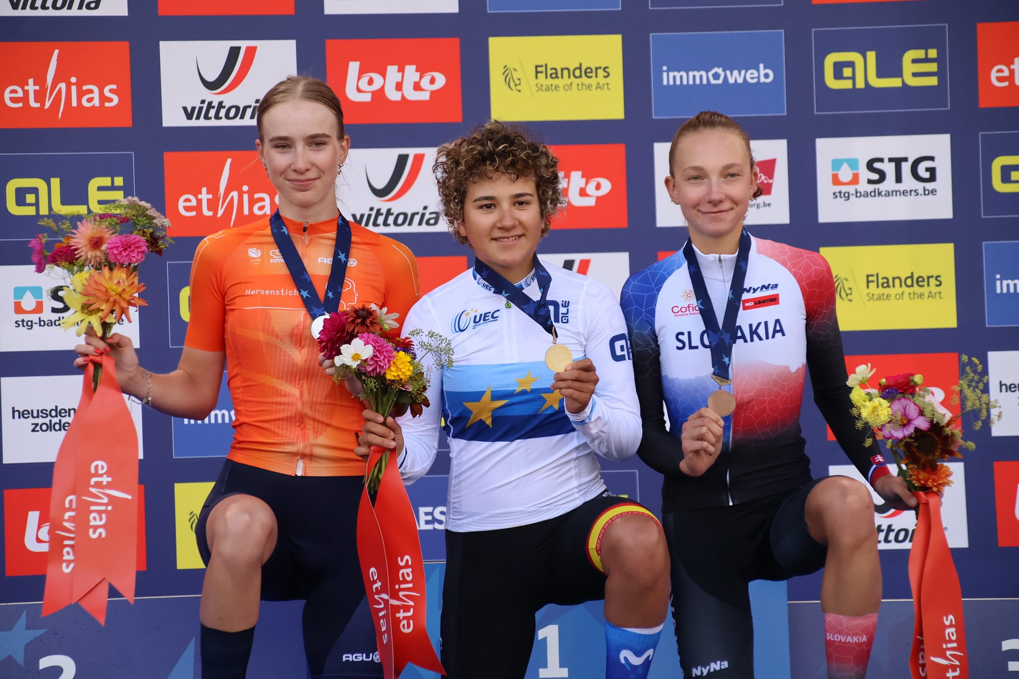 O pódio do contrarrelógio dos Campeonatos da Europa das juniores femininas com Fee Knaven, Paula Ostiz e Viktória Chladonová (Foto: Real Federación Española de Ciclismo)