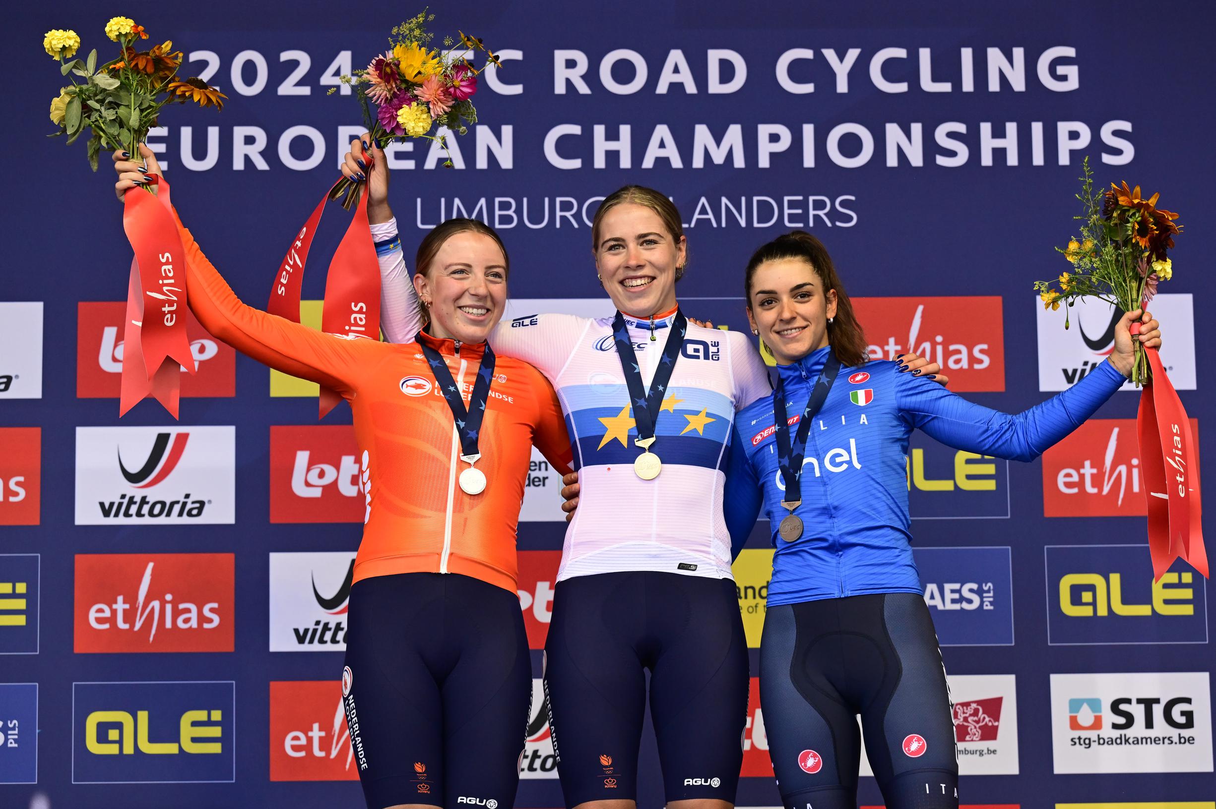 O pódio da prova de fundo Sub-23 feminina com Scarlett Souren, Sofie Van Rooijen e Eleonora Gasparrini (Foto: BELGA)