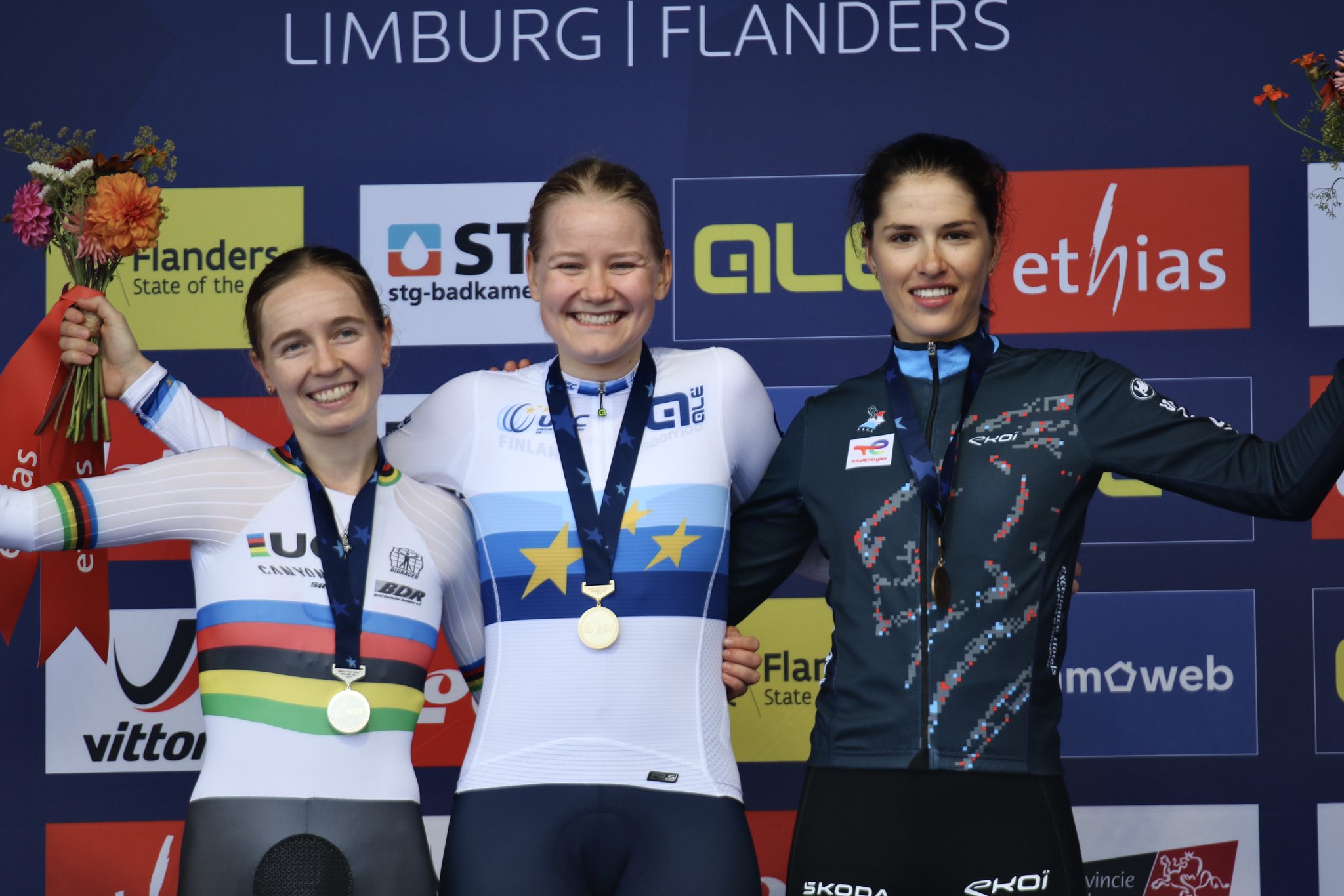 Pódio do contrarrelógio dos Campeonatos da Europa das Sub-23 femininas com Antonia Niedermaier, Anniina Ahtosalo e Marie Schreiber (Foto: FSCL)