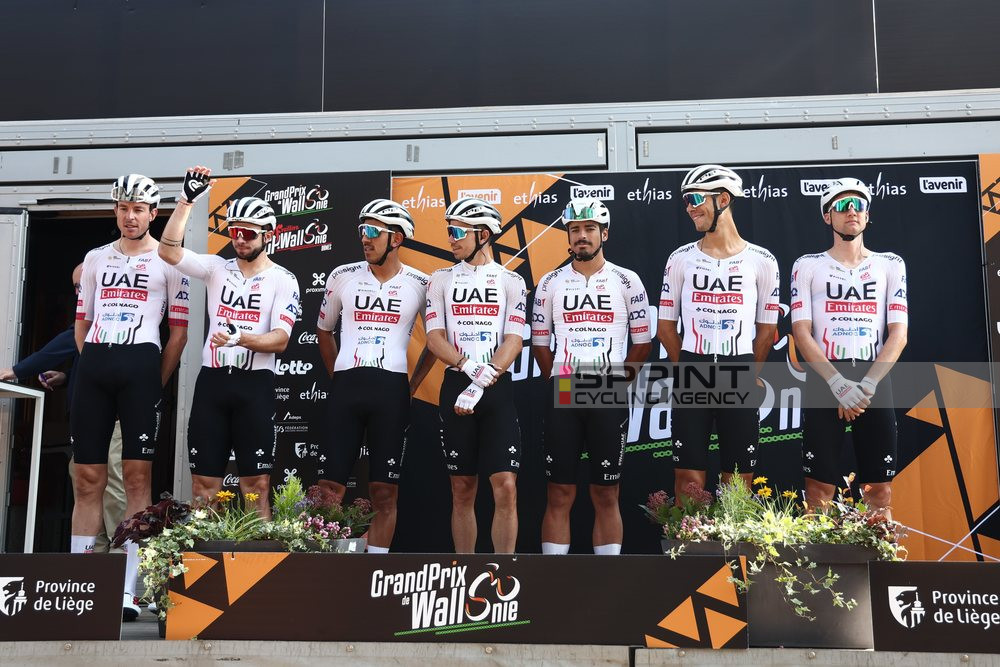 UAE Team Emirates de Rui Oliveira e António Morgado antes do arranque do Grand Prix de Wallonie