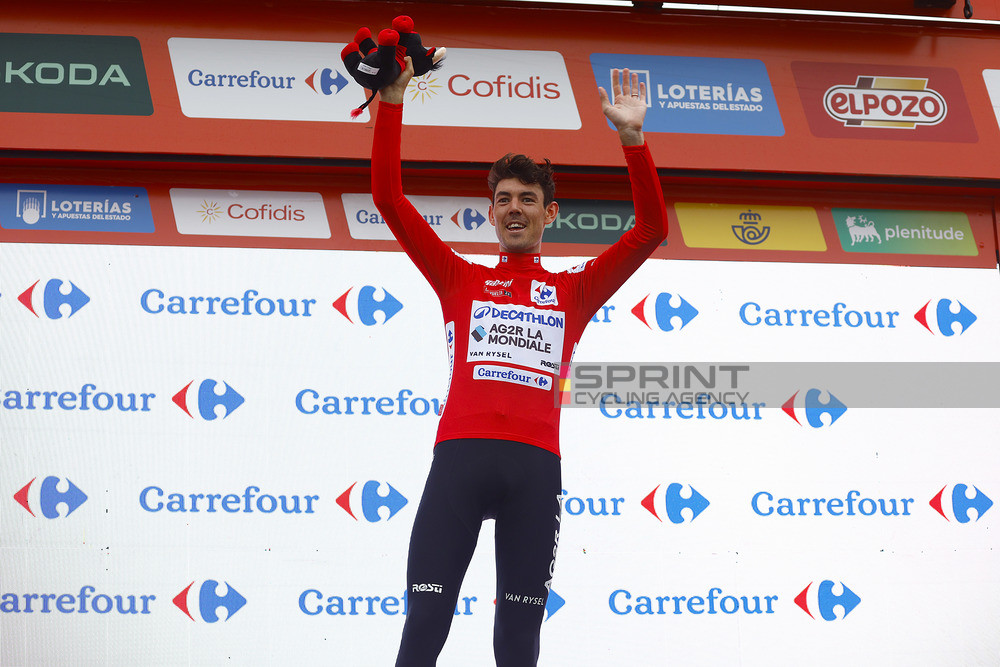 Ben O'Connor segue o camisola vermelha da La Vuelta a España