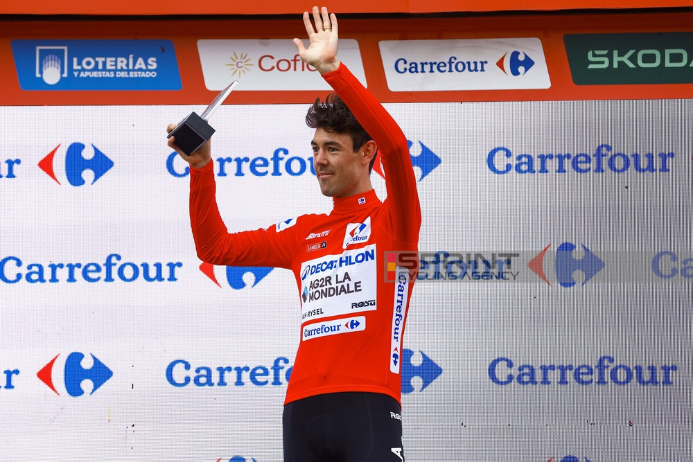 Ben O'Connor segue o camisola vermelha da La Vuelta (Foto: Tommaso Pelagalli/SprintCyclingAgency©2024)