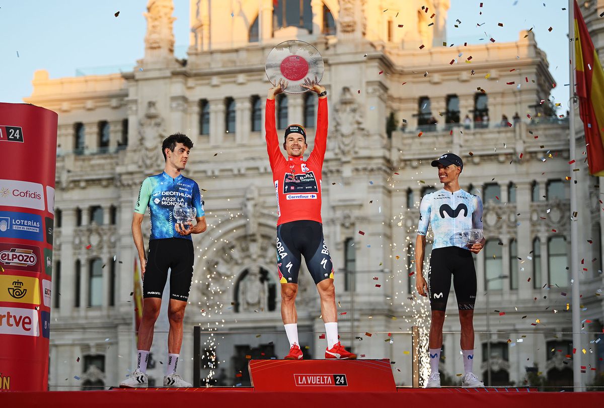 Pódio Final da La Vuelta a España com Ben O'Connor, Primoz Roglic e Enric Mas (Foto: Getty Images)