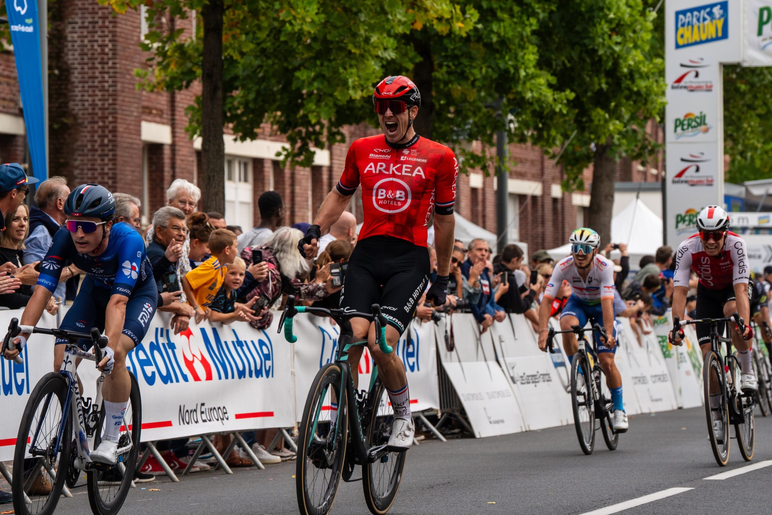Arnaud Demare impõe-se ao sprint e conquista Paris-Chauny!