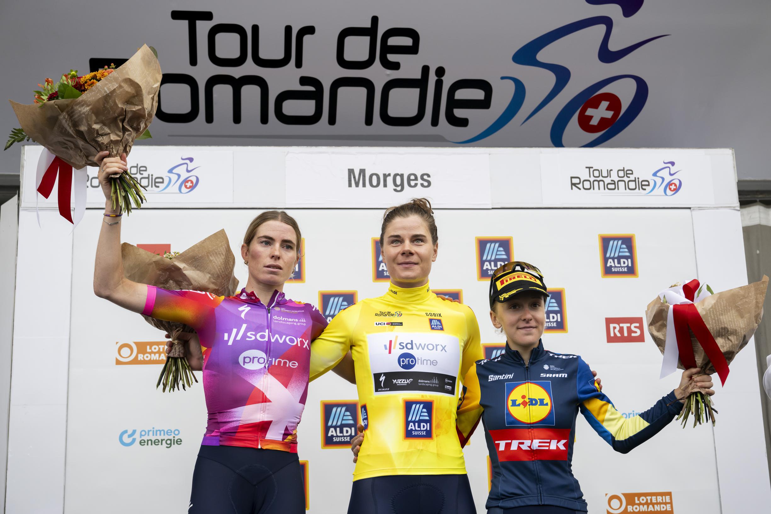 Pódio do Tour de Romandie Féminin com Demi Vollering, Lotte Kopecky e Gaia Realini (Foto: EPA-EFE)