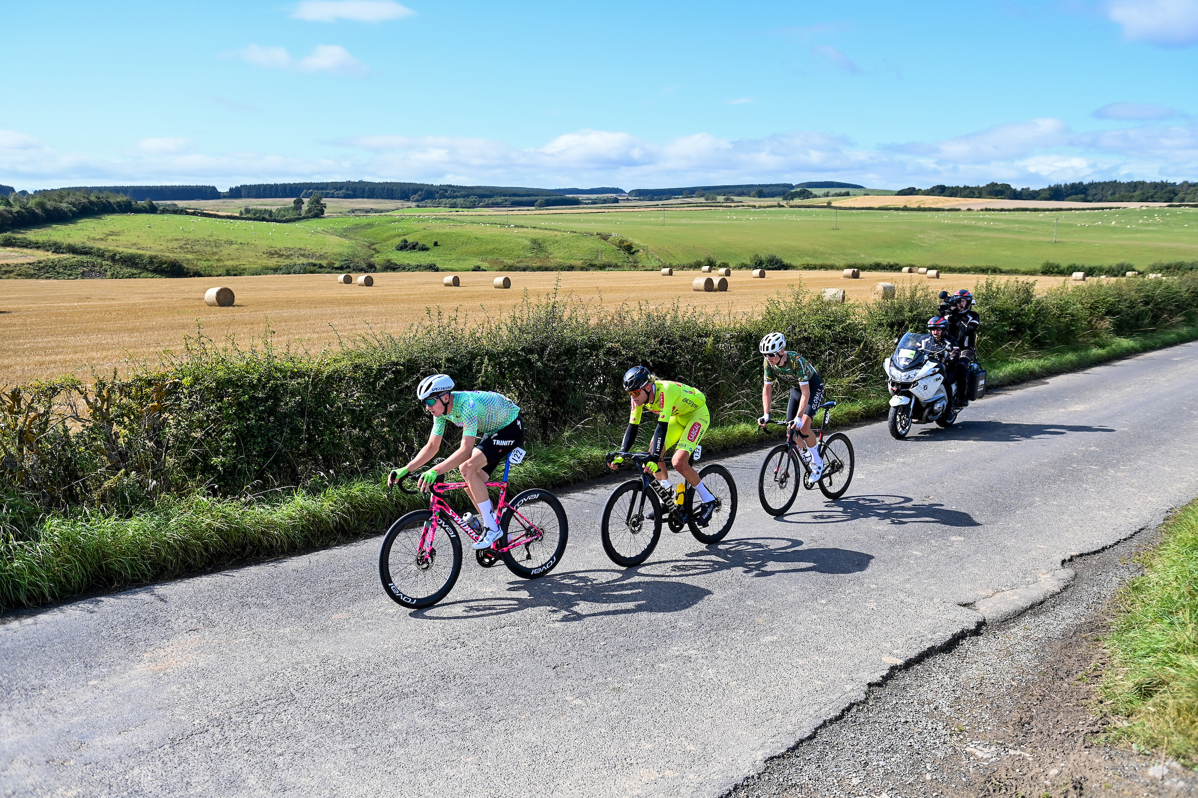 Callum Thornley, Julius Johansen e Callum Ormiston na fuga da etapa 1 do Tour of Britain (Foto: Tour of Britain)