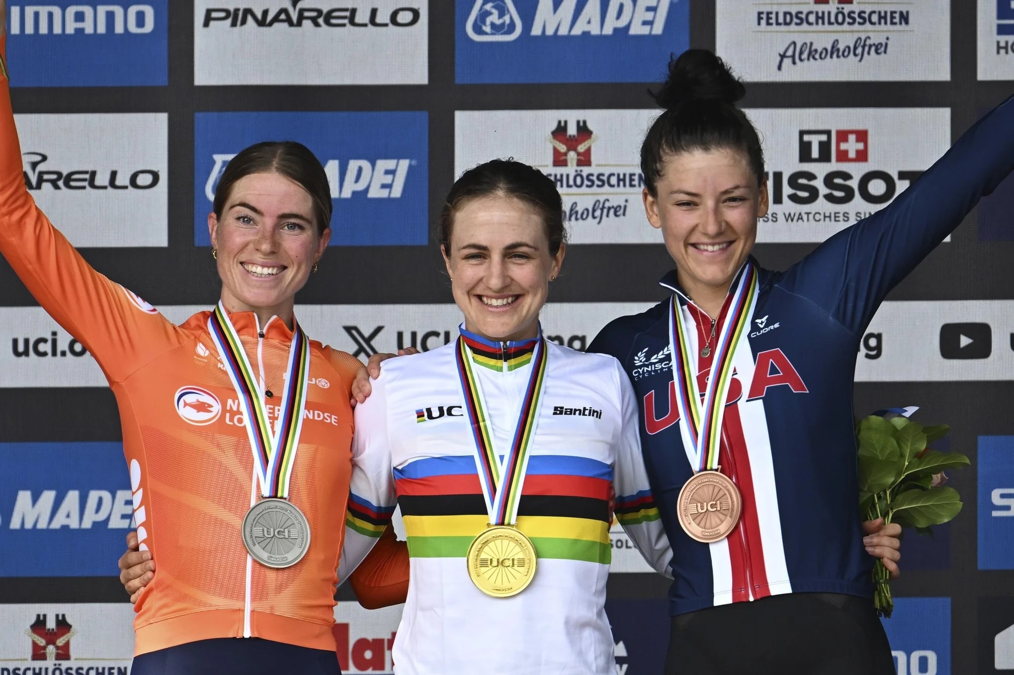 O pódio do contrarrelógio das elites femininas nos Campeonatos do Mundo com Demi Vollering, Grace Brown e Chloé Dygert (Foto: Cor Vos)