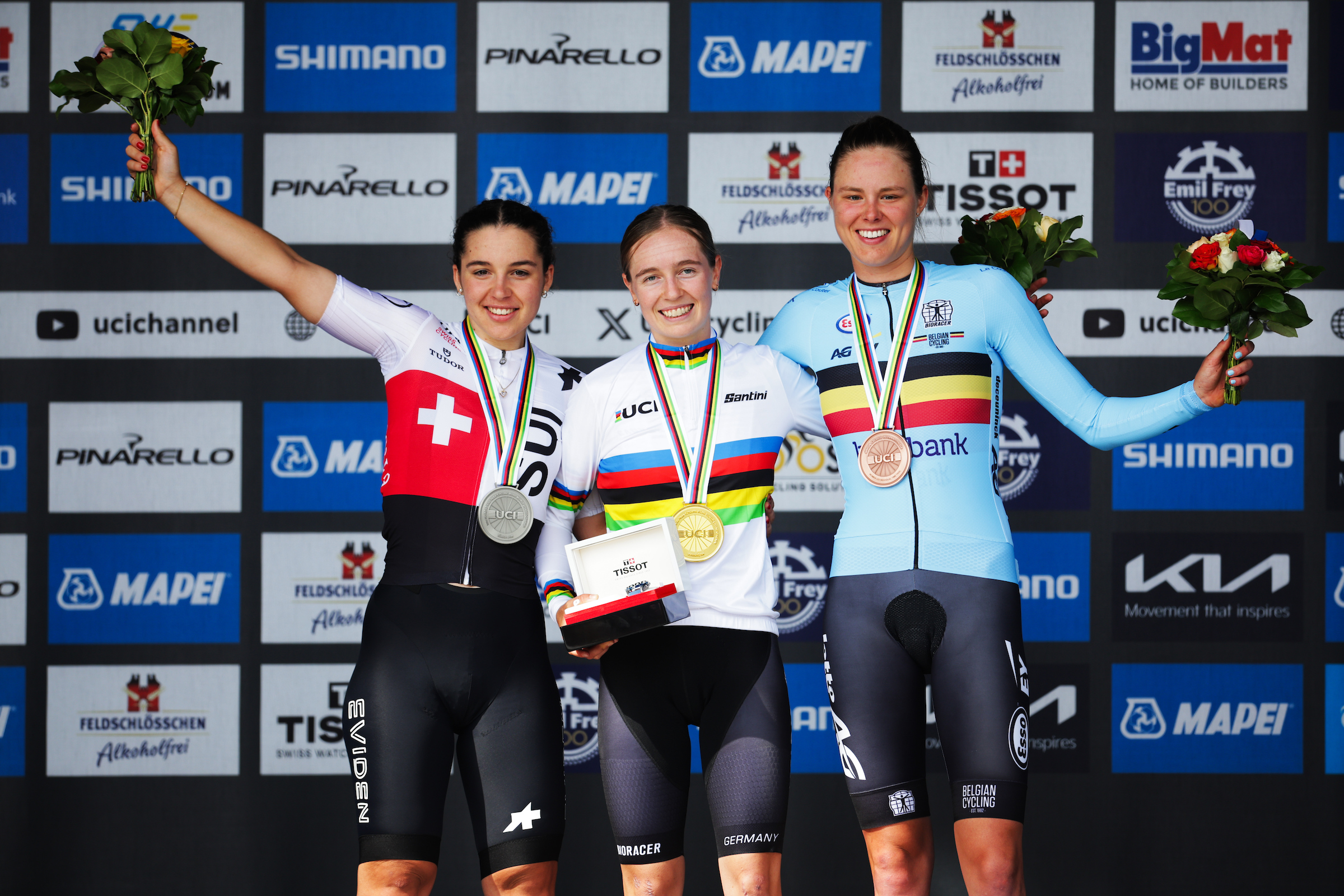 O pódio das sub-23 femininas com Jasmin Liechti, Antonia Niedermaier e Julie De Wilde (Foto: UCI)