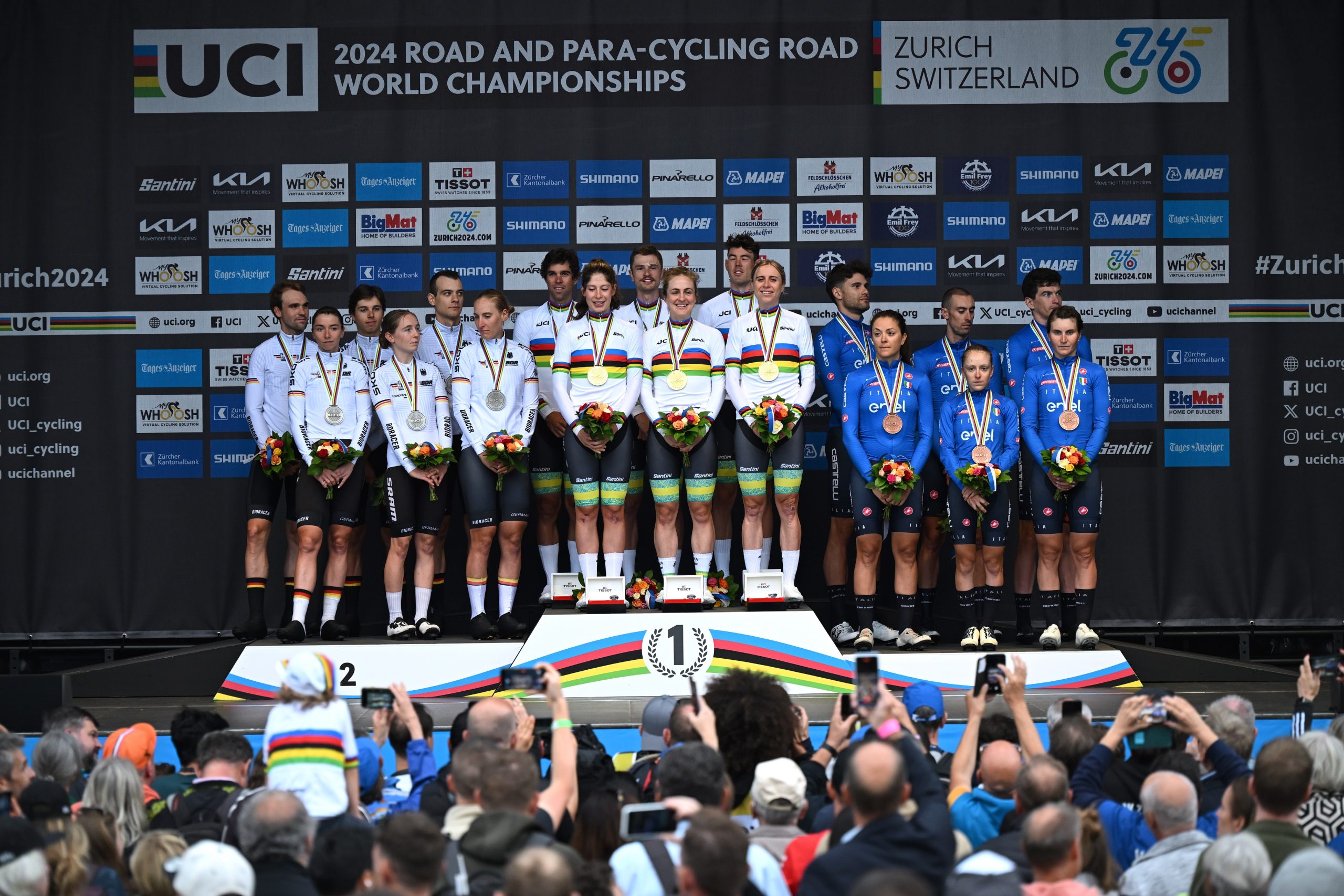 O pódio da Estafeta Mista dos Campeonatos do Mundo com Alemanha, Austrália e Itália (Foto: Getty Images)