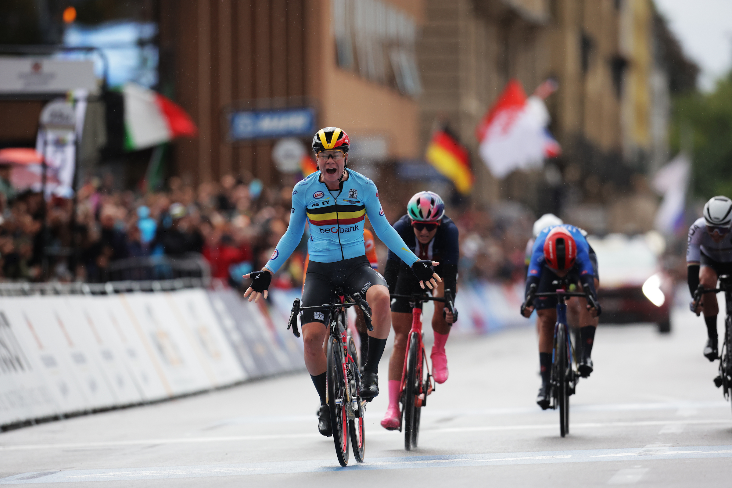 Lotte Kopecky é Bicampeã do Mundo de fundo! Puck Pieterse triunfa nas Sub-23!