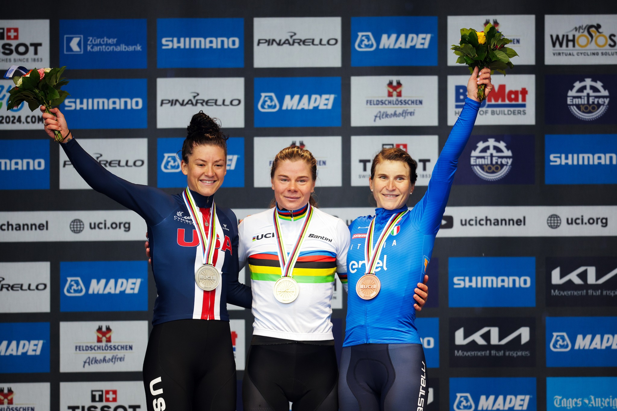 O pódio da prova de fundo das elites femininas nos Campeonatos do Mundo com Chloé Dygert, Lotte Kopecky e Elisa Longo Borghini